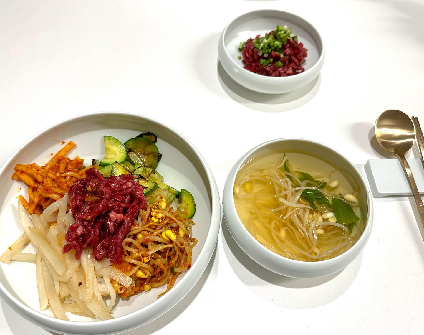 오늘의 저녁은 육회비빔밥! 
반찬하나 내지않고 간단하게 차렸는데 맛있어서 기분좋은 식사💗이전부터 농라에서 고기는 이집이었는데 울집 근처로 이사하서서 픽업! 여전히 너무너무 맛있는 진설한우💗
.
.
.
#진설한우#양주골한우#농라#농라에프#저녁메뉴#육회비빔밥#육회