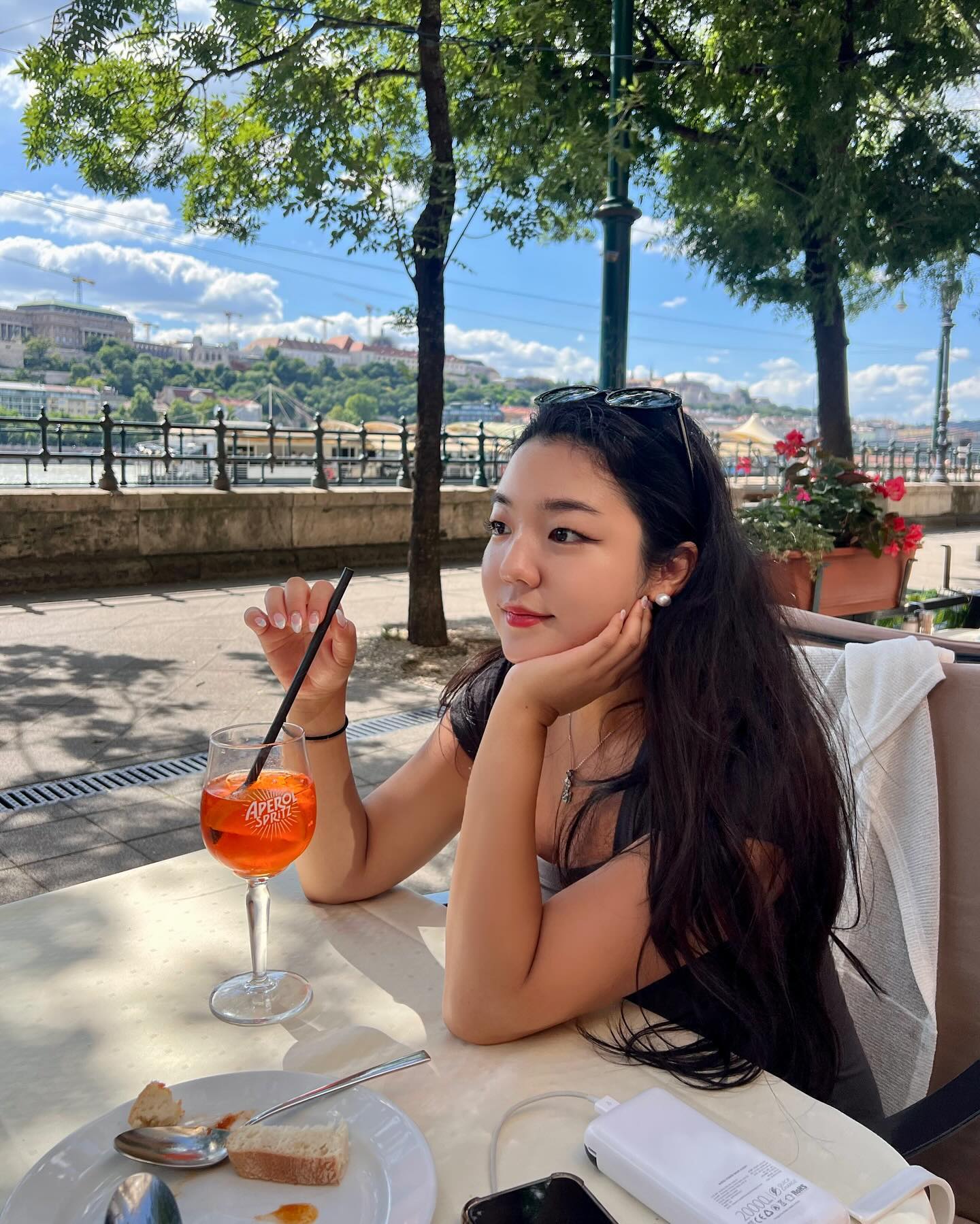 Enjoying my first day in Budapest 🦢🤍

분명 쉬고 힐링하기로 약속했던 부다페스트
어쩌다 보니 누구보다 바쁘게 돌아다녔쟈냐,,!

Happy Hour 두잔 마시고 취하고~
지나가다 굴뚝빵 냄새에 취하고~

오페라부터 성이슈트반 대성당까지 쭉쭉 걸어가서
그 유명하다는 젤라또 로사 먹어주긔🍦

소소한듯 아닌듯 이 유럽 분위기 내가 넘나 애정하쟈냐 (´▽`ʃ♡ƪ)

p.s. 데프콘 끝나고 먹는 제대로 된 한식(부대찌개)은 극락 그 자체! 무조건 호텔만 다니다가 인생 최초로 한인민박을 택한 이유가 이거여따,,! 크약!

📍 Budapest, Hungary 🇭🇺

#유럽여행 #부다페스트 #헝가리 #여행스타그램 
#Budapest #travelgram #hungarytrip