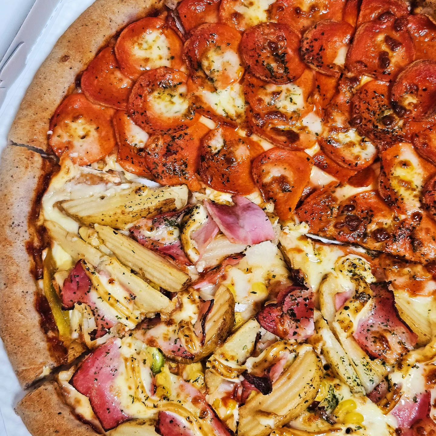 🍕오늘 저녁은 피자 어떠세요🍕

"서오릉피자"의 반반피자를 주문해봤어요
토핑도 가득가득 들어있고 짭짤하니
맥주가 🍺 땡기는 맛!!❤️💖

몰랐는데 여기가 지점이 여러개 있더라구요!
인친님 집 근처에 만약 있다면 한번 드셔보세요!  그 중에서 반반피자 추천추천🙌🙌 무슨 종류 먹을지 고민하지 말고 두개 다 시킵시다!!!

#피자 #반반피자 #피맥 #서오릉피자 #사가정 #pizza #🍕 #먹스타스램 #먹스타 #먹팔