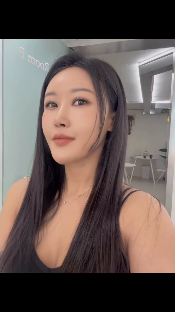 나오늘부터 노을쌤 팬될래💛
다들 예쁘다고 난리난리 아주난리
나오늘 예쁜데 갈때가 없네 힝훙

메이크업샵 예약이 오후2시,
프로필촬영이 저녁8시
헤어메이크업이 4시에 끝나고 촬영까지
4시간의 공백동안 헤어메이크업이
무너질까봐 사실걱정이 많았는데
괜한걱정이었을만큼 지속력이 우주최강이었어요🔥

#강남메이크업 #프로필촬영 #프로필 
#프로필컨셉 #속눈썹프로필
#에이미어블 #에이미어블노을 
makeup_nouel