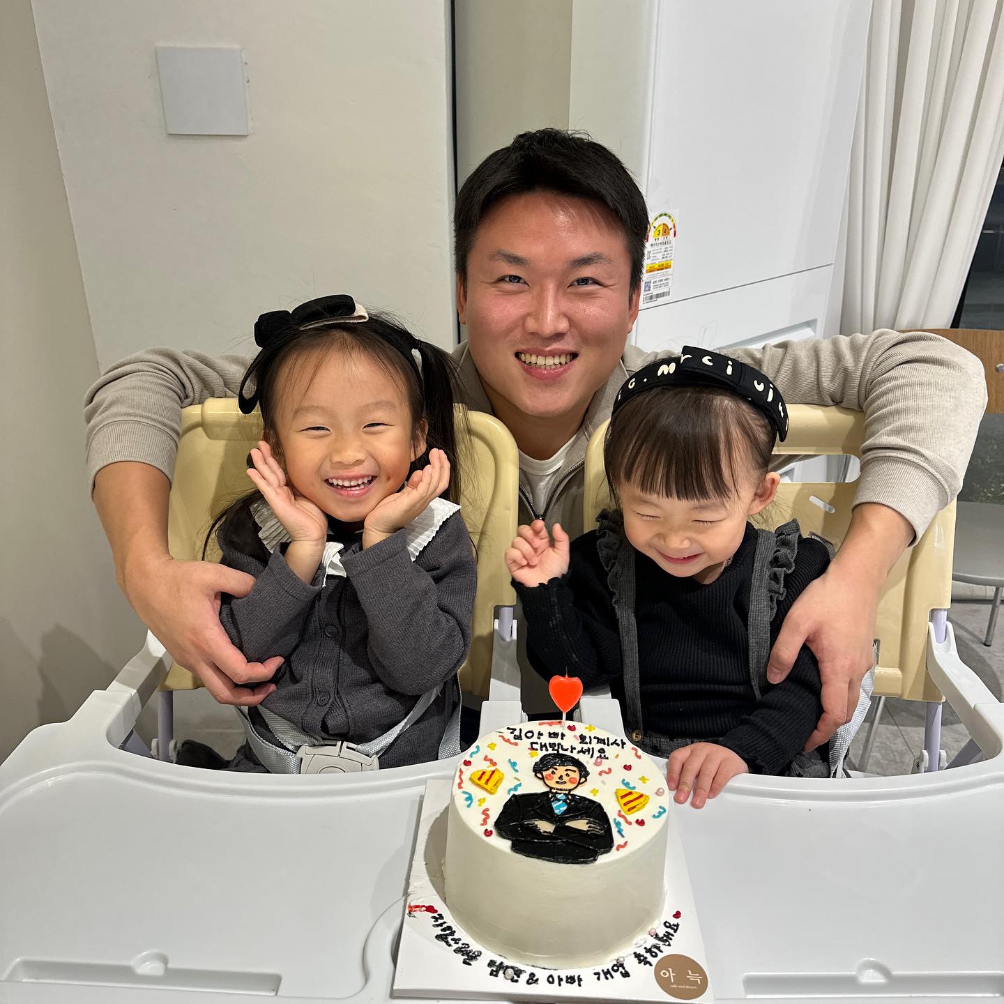 오빠 새로운 시작을 축하하고 응원해 💝🎊🎂
⠀
⠀
#우리집가장 #우리집쉐프 #우리집척척박사
#우리집에선큰아들아니고큰오빠 #훈훈한쓰리샷 👨‍👧‍👧
