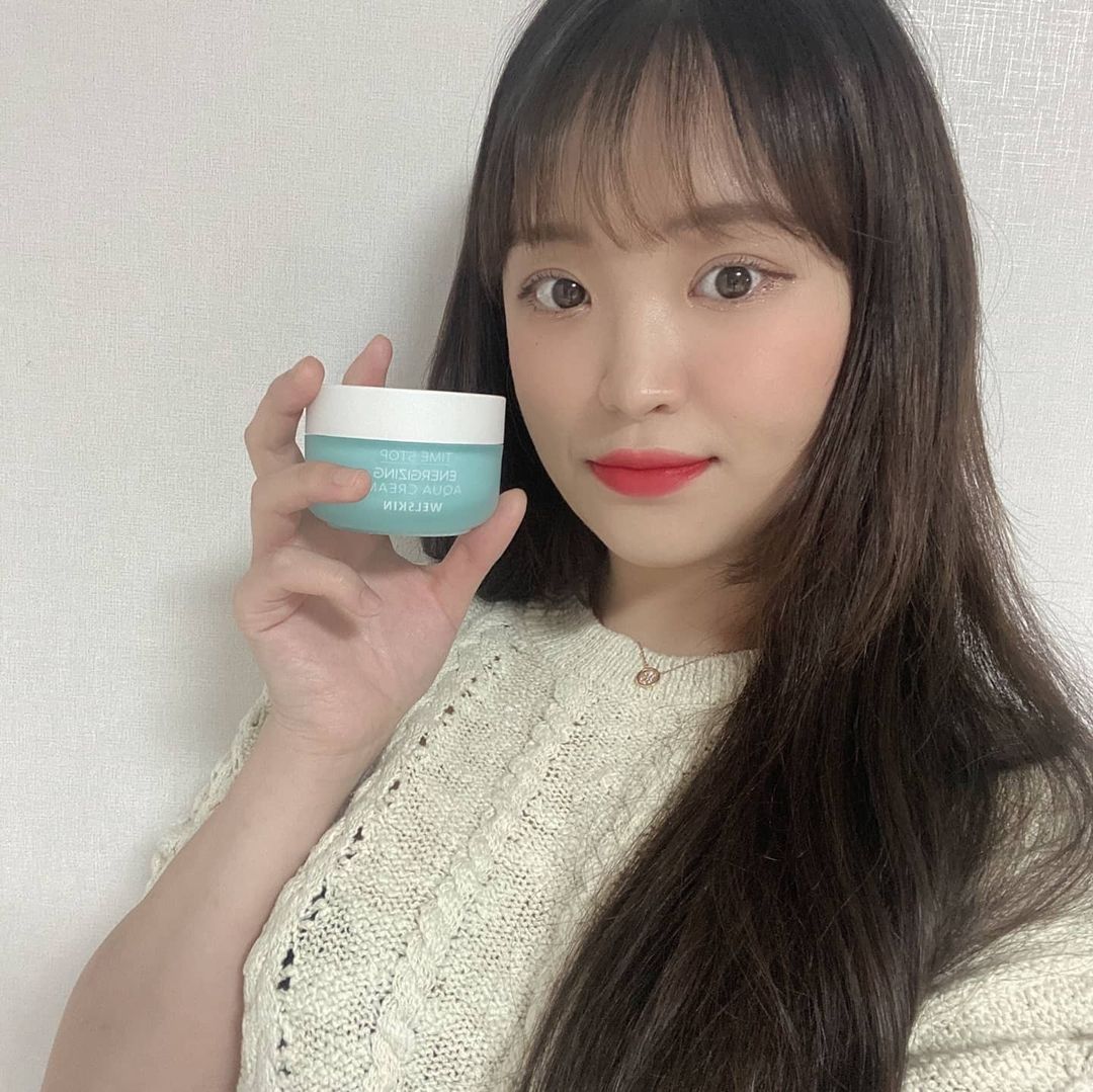 @min.0_0.j on Instagram: “웰스킨 🌿 타임스탑 에어자이징 아쿠아 크림 > 수부지 피부에 완전 딱 맞는 가벼운 느낌! > 이거 바르고 화장하니까 완전 찰떡(｡･･｡) > 후덕지근한 여름 시원한 쿨