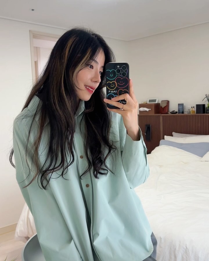 마실룩으로 카페 갈 준비!!🤍 
마실룩은 펑퍼짐해야 제 멋 아닝가요😋

무튼 저 폰케이스 바꿨어여 ㅎ 
어느 코디에도 어울릴 것 같은 시크하트👀
블랙에 하트포인트라 완전 취저🫶🏻

그나저나 일요일 끝나가네요
시간아 멈춰랏🥹ㅋㅋㅋ

집에만 있기 아쉬우니 카페마실가렵니당 ㅎ
모두 일욜 잘 보내시고 계시죠? 
저는 마실 갔다 저녁운동 가야딩 ㅎ

굿데이되십셩❤️

#제품제공 #핫티몰 #아이폰케이스 #갤럭시케이스 #케이스추천 #귀여운케이스 #그립톡추천 #케이스쇼핑몰추천 #핸드폰케이스
#데일리룩추천 #마실룩