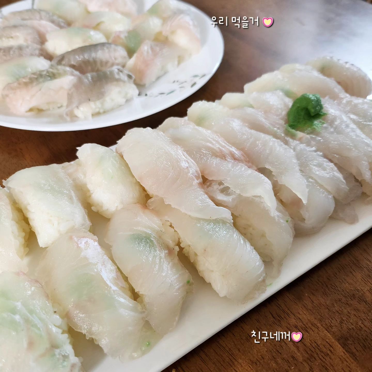 ♡낚시술마왕 오늘도 친구네 횟집 들려서
오는길에 초밥밥이랑 광어썰어서 왔네요.

광어초밥 50알은 넘을것같아서, 
신랑이 가까이사는 친구 불르라네요
전화했더니 온다고해서 나름 포장해놨습니다.

인심좋은 낚시술마왕 남편!덕에 맛나게 먹었습니다.

친구네도 아들들이 개맛있었다고 톡오네요.
아들들 맛있게 먹어서 기분 좋네요.

근데 신랑은 퇴근하면 곧장 집으로 오지
왜캐 횟집을 들렸다오는건지
이러다 진짜 차리는건 아닌지ㆍㆍ걱정이
♡♡♡♡♡♡♡♡♡♡♡♡♡♡
#저녁메뉴 #광어초밥 #야식메뉴 #야식초밥 #친구랑나눠먹기 #홈메이드초밥 #초밥만들기 #집밥메뉴 #홈포차 #술그램 #안주그램 #집밥일기 #먹소통 #먹방기록 #일상