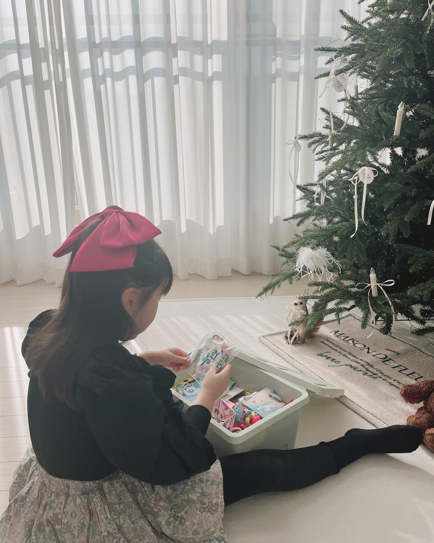 무상제공ㅣ아이들의 보물상자🎁

지난 번 아이들 방 베란다를
룸앤홈 마일드 수납박스로 정리한 후,
아이들은 보물상자처럼 매일 수납박스를 꺼내
둘만의 시간을 보내요.

가장 큰 사이즈에는 아이들이 요즘 푹 빠진
맥포머스가 가득 들어있어서 거실을 가득 채우도록 놀다가
다시 싹 모아서 정리하고 둘이 박스 양쪽을 잡고서는
제자리에 가져다 놓는 모습을 보면 참 많이 컸다 싶어요.

첫째는 유치원에서 만들어오는 물건들을 소중히 여겨서
마일드 수납박스 M 사이즈에 꼭꼭 담아두고
동생도 못만지게 하더라고요🤣

아이들의 즐거운 키즈카페가 되어주고
엄마에게는 자유를 주는
룸앤홈 마일드 수납박스 고마워요❤️

ᴛʜᴀɴᴋs ᴛᴏ roomnhome

#룸앤홈 #룸앤홈후기 #룸메이트9호 #마일드수납박스 #룸앤홈수납박스 #수납함 #수납박스 #정리함 #리빙박스 #팬트리정리 #아이방정리 #주방정리 #옷정리 #살림템 #정리정돈 #자취인테리어 #아이방인테리어 #드레스룸인인테리어 #베란다정리