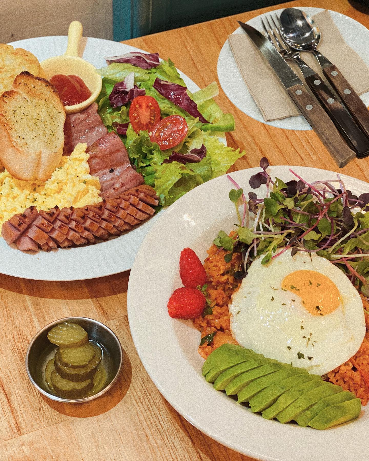#협찬 석사동 새로 오픈한 미오 브런치카페

신선한 재료로 푸짐하고 !

맛있는 아보카도랑 매콤한 김치볶음밥 조합이 
정말 맛있었어용! 😋

브런치메뉴에 커피가 포함되어 있었답니당 👏🏻👏🏻

🌿네이버검색 @총총기록
📎카페정보 프로필링크 블로그
#총총_춘천 #총총_브런치 #총총_미오 
#춘천카페 #춘천신상카페 #춘천여행 #춘천데이트 #춘천브런치 #춘천브런치카페 #브런치카페 #신상카페 #브런치맛집 #미오브런치카페