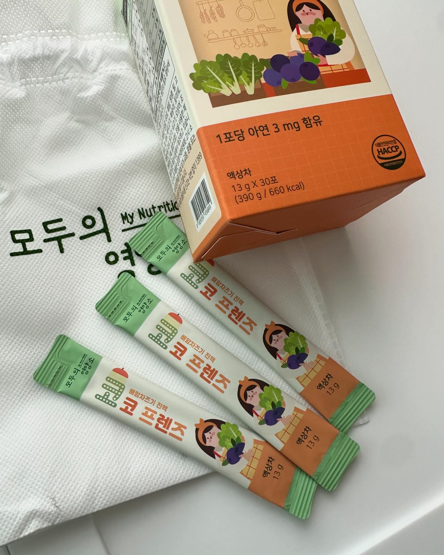 기침이나 기관지염 비염에 좋은 
코코프렌즈 국내산 곰보배추(배암차즈기)진액을 소개해요 ♥

곰보배추가 옛부터 만병초라 불리며 기침 / 가래 / 천식 등 염증과 기관지 질환을 다스리는 토종약초인데요

요즘 잔기침이나 비염으로 훌쩍이는 아이에게 먹이고 있어요 
까다로운 아이입맛에도 잘 맞아서 꾸준히 먹여보려고해요 !

한달동안 먹을 수 있는 30포가 들어있고 파우치포장으로 되어있어서 먹기도 편해요

▼제품 포인트▼
-국내산 곰보배추 최대함량 (고형분 38%)
-천연 항산화제 ”유럽산 블랙엘더베리“함유
-쑥부쟁이,삼백초,유근피 등 국내산 10종 천연재료
-유럽산 비타민C,아연,자일리톨,특허받은 식물성 유산균 함유
-잔탄검(식품첨가물) no / HACCP인증 / 설탕,첨가물,방부제,색소,향료 무
-임산부나 수유부도 섭취 가능

▼제품 구매▼
https://url.kr/afoh5w

#곰보배추#배암차즈기#곰보배추시럽#곰보배추엑기스#삼백초#쑥부쟁이#비염#기관지#알레르기#감기#블랙엘더베리#천식#기관지에좋은식품