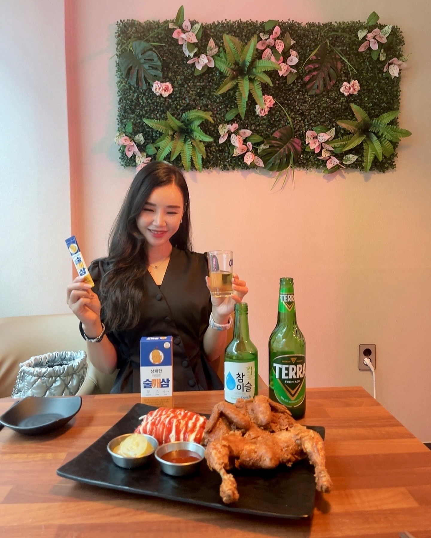 #협찬 

술자리는 좋아하는데 숙취때문에 고민이라면
특허받은 ✨상쾌한 아침엔 술깨삼 숙취해소제✨소개해요

인삼열매 추출물, 헛개과병 추출물 및 
미네랄 농축액을 함유하여 숙취 예방에 도움을 줘요

술깨삼은 인체적용실험 결과 숙취를 유발하는 
주요 성분인 아세트알데하이드의 혈중 농도를 
유의미하게 개선하는 것으로 나타나서 신뢰가 가요

국내산 산야초 추출 발효액 함유와 전문가가 엄선한 부원료 배합
사과 농축액 / 밀크시슬 / 비타민C / 배 농축액 / 대보 농축액에
믿고 먹을 수 있는 HACCP 인증 제품이예요

액상 타입으로 물없이 어디서든 간편하게 먹기좋아
음주 전, 후 한포 먹고 술마시면 3차까지 거뜬하고
다음날 속이 편안해서 추천하고 싶어요

#상쾌한아침엔술깨삼 #숙취해소제 #효과좋은숙취해소제 #인삼열매