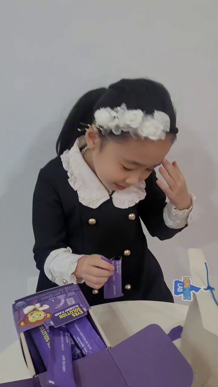 #협찬 #제품제공 #미니막스 minimax.official 
이번에 동아제약에서 미니막스 랩 눈 솔루션 블루베리맛이 새롭게 출시되었어요! 🙊💜💜 
눈건강뿐만 아니라 장건강 구강건강 등 특정 건강 고민해결에 도움을 준다고 해요!
.
특히 요즘 초딩된 은정이 핸드폰 한번씩 보죠 공부도 학습기도 하죠  눈건강에 더욱 더 신경이 안쓸수 없는데요 눈에 좋은 차즈기추출물이 함유되어 있다고 해요🥰 
미니막스 랩은 스틱형으로 휴대하기 편하고 블루베리 맛 젤리라서 아이들이 맛있게 어디서든 먹고 좋답니다.
.
이번 '눈 솔루션 블루베리맛' 신제품을 시작으로 차차 라인업을 확정해 나갈 예정이라고 하니 미니막스 많은 기대 바랄게요😊 
.
* 제조원 - 코스맥스바이오㈜ㅣ 판매원- 동아제약㈜
* 본 제품은 건강기능식품입니다.
.
.
.
#어린이눈건강 #눈솔루션 #차즈기추출물 #어린이건강기능식품 #미니막스 #어린이눈건강기능식품 #아이전문 #서포터즈 #8살 #키즈인플루언서 #블루베리맛젤리 #젤리형건강식품