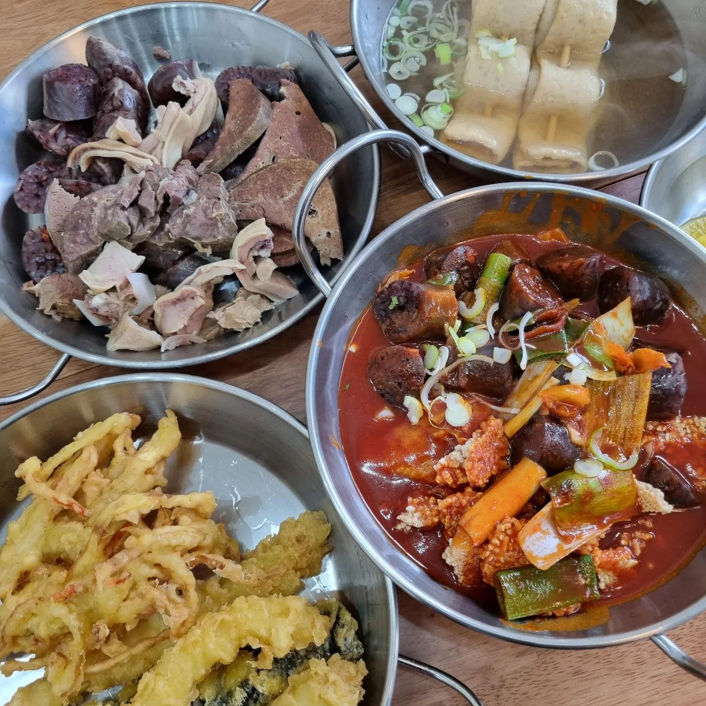 #도가방 #도시로간가래떡방앗간

📍서울 송파구 새말로 62 1층 104호 도가방
☎️ 050-71361-8830

문정동에 새로 생긴 가래떡 떡볶이집
매일 아침 직접 가래떡 뽑아서 떡볶이에 쓴다니
이보다 더 맛있는 떡이 있을까♡

떡볶이는 살짝 매콤한 정도
초일이 딸은 오뎅국물에 실짝 씻어주니 옴뇸뇸 너무 잘먹🙊

튀김은 종류가 어마무시
먹고 싶은 튀김 5가지 고르고 골라 6,000원 오예
새우튀김 엄청 큼지막한 크기
치즈 들어간 롱치주김말이
바삭함이 예술이라 떡볶이 찍어먹기 딱인 야채튀김

순대도 오뎅도 엄청 푸짐하게 주셔서
먹다먹다 결국 순대는 아빠껄로 포장🤣

가래떡이랑 조청도 판매해서 아이들 간식으로도 찰떡
우리딸이랑 내 참새방앗간이 될 예정❤

#문정동분식집 #송파분식 #문정동떡볶이맛집 #문정동가래떡떡볶이 #문정동맛집 #가래떡떡볶이 #정통분식맛집도가방 #티비출연도가방