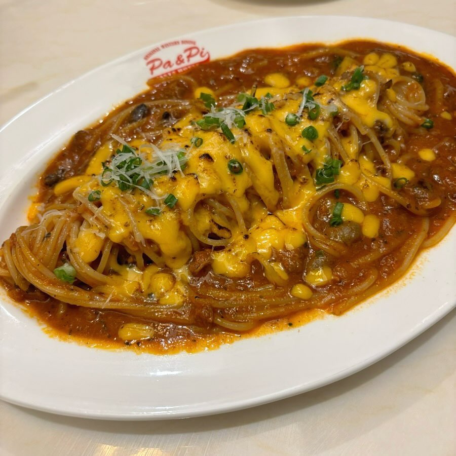 👉 파앤피파스타하우스

. 착한 가격의 파스타
맛도리 집이라고 해서 방문했어요~
클스시즌에 방문 했었어요.
가자마자 웨이팅으로 시작ㅎ
테블리승로 자리에서 주문후 
계산까지 바로 했어요.

. 베이컨화이트리조또는
베이컨에 불향을 입혀 화이트크림으로
고소한맛을 내는 크림리조또였어요.
크림을 선호하지 않는데 이 리조또는
치즈도 쮸왁 늘어나고 맛잇더라고요~

. 고기러버파스타는
돼지고기와 소고기를 듬뿍 갈아
모짜체다치즈로 마무리한 토마토미트 파스타!!
치즈 비쥬얼이 아주 맘에 들었어요.
살짝 느끼해서 콜라가 생각났지만
소스가 맛있었어요.

. 착한 가격만큼 양도 그정도 여서
2명이서 가면 3개는 주문해야 할꺼같아요..!
직원분들이 친절하지 않아서 아쉬웠지만
음식은 맛있었어요.

✔️ 베이컨화이트리조또 9,500₩
✔️ 고기러버파스타 9,500₩

📍 영업시간 : 11:00 ~ 21:00
📍 위치 : 경기 수원시 팔달구 향교로1번길 34 1층 102호

#맛집 #내돈내산 #회사원점심 #파앤피파스타하우스 #수원역맛집 #수원맛집 #수원역파스타 #수원파스타 #수원데이트 #수원역데이트 #파스타 #얌쓰_수원