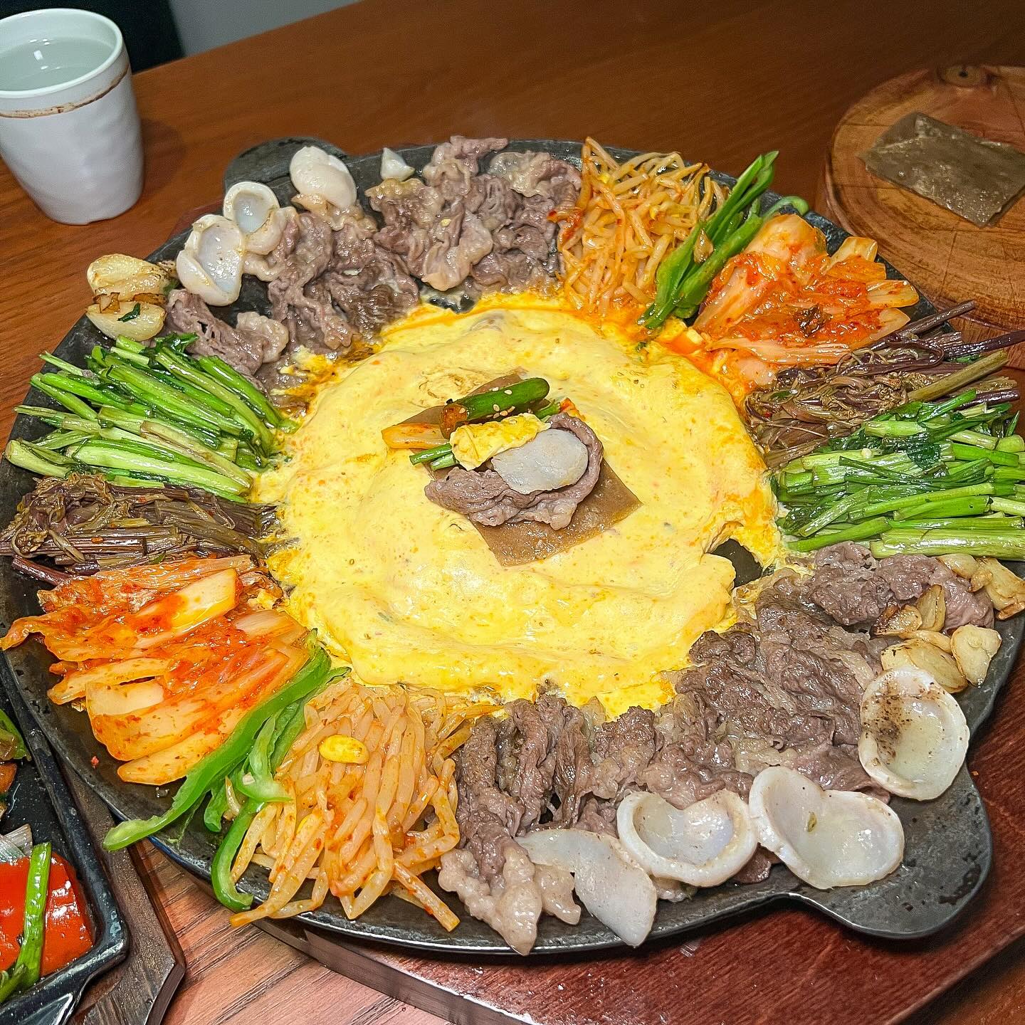 ⠀
한우 차돌구절판의 원조 한미옥

살살 녹는 채끝등심을 주방에서 구워와
촵촵 썰어 먹기좋게 오와열까지 잡아주니
고기 냄새 걱정없이 맛있게 먹기만 했다
곁들이는 마늘쫑페스토는 진짜 물건이다.

꽃처럼 깔려나오는 차돌박이는 살짝 구워
관자 미나리 고사리 김치 등 취향대로 싹-
차돌기름에 계란찜까지 몽글몽글 익혀내면
누가 먹어도 만족 할 만 하겟다 싶은 맛이랄까.
⠀
⠀
미역국 먹고싶었는데 기본찬으로 줘서 좋았다
반찬들이 다 맛있지만 난 들깨 묵은지가 베스트ㅋㅋ
그리고 정말 중요한건 된장술밥은 꼭 먹기, 꼭이요..

한미옥을 처음 온 것도 아니고 세네번 다녀왔지만
올때마다 한국스러움이라는 단어를 생각하게된다,

전통의 한식은 조금 부담스럽겠지만 이런 한식이라면
분명 외국인 관광객들에게도 충분히 어필이 가능할듯..
물론 나부터도 너무 좋아해서 가족들 곧 모실예정ㅋㅋ
⠀
⠀
마지막으로 #차돌구절판 의 원조는 분명 한미옥입니다
저는 모방으로 호의호식하는 양심없는 인간들이 싫습니다

그냥 한마디 하자면 니애ㅁ.. 아 시발 좀 참아야지..
⠀
⠀
⠀⠀
#한미옥 #왕프로강남구

#한미옥청담본점
#한우차돌구절판 
#한미옥차돌구절판

#압구정로데오맛집추천
#청담동맛집추천
#청담맛집추천
