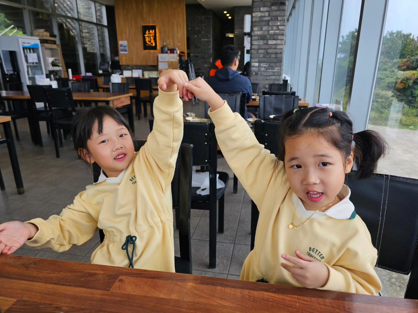 #20231007 #우도에서 #비오는우도 #제주여행1일차 

오락가락한 날씨에 아침도 거르고, 바로 우도행 배 탑승했더니, 2호가 배고프다고 난리 난리..🤣🤣
#우도봉에서 내려와 #소섬전복 으로

여기 너무 맛있었다👍 전복돌솥밥도 맛있고, 구이도 맛있고, 미역국도 맛있고 반찬들도 맛있었다. 투린이들에게는 조금 생소했는지 다 먹지 못 해 조금 아쉬웠다.(평소보다 덜 먹은거지, 그래도 잘 먹은 편^^)

비가 계속 내려 검멀레해변 스치듯 구경하고, 바로 #우도올레보트 타러 출발ㅎㅎㅎㅎ

누구도 이야기해주지 않아서 몰랐지...신나던 출발 전과 다르게, 대성통곡한 2호와 무서워서 소리 계속 지르던 1호^^ 같이 타신 분들..배려에 감사드립니다🙏
우도보트는 스릴도 스릴이지만 걸어서 볼 수 없는 우도 절경을 보여주니 너무 멋진 경험이었다!

두번다시 안탄다는 2호^^ 더 크고 타보겠다는 1호ㅋㅋㅋ 용기 내 준 너희 최고야!
#땅콩보트 탔으니 #땅콩아이스크림 먹으러 #블랑로쉐 로 고고.

기대한 맛이 아니라 살짝 당황했다. 그래도 우도 왔으니 한 번은 먹어볼 만하다!

비가 너무 많이 와 못 나갈까 싶어, 이렇게 짧고 굵게 우도행을 마치고 후다닥 숙소로 향했다.

#제주여행일기 #여행일기 #제주여행기록중 #제주또가고싶다
