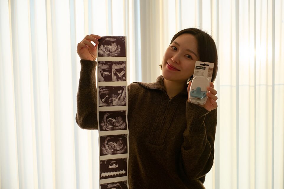 18주! 안정기도 들어섰고 아들맘 확정이라 임밍합니다🤍
태명은 뽀뇽이(뽀뽀+2024청룡의 해)랍니다😙 
(뽀뇽아 출산까지 잘해보자!!!! ㅎㅎ)

연애 10년 되는 날 결혼하고, 약 1년 3개월간 신혼생활 알콩달콩 잘 보낸 후 계획임신으로 운 좋게 한 번에 잘 되었답니다ㅠㅠ

5주차 들어서자마자 시작된 입덧 지옥으로 하루하루가 두렵고 힘들고.. 내일은 무사히 잘 보낼 수 있을까 막막했는데 15주차가 지나서야 조금 나아진 거 같아요. 무서운 호르몬 변화에 두손두발 다듬😂
이럴때 자상한 남편이 큰 힘이 됩니다(그래도 갸힘듬^^ㅜ)
이제 겨우 반 정도 왔지만, 입덧도 많이 좋아지고 안정기니..!! 배불뚝이 되기 전까지 행복하게 즐겨보겠슙니댜. 

미리 알고 보내주신 선물과 축하 정말 감사합니다.
아이 키우기 힘든 세상이라고는 하지만 주변에 육아와 일 모두 해내는 훌륭한 분들이 많으니 저도 긍정적으로 잘 따라가볼게유❤️😘
(그리고 우리 말티푸 ‘늄뉴’ 외롭지 않게 하기!!🐩)
지금처럼 우리 잘해보쟈 남표니 jeseungwoo 

#2024baby #아들맘 각오하자 #청룡띠맘