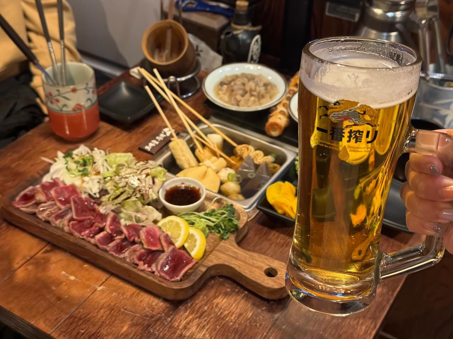 #❤️ .
따끈따끈 겨울나기🍽️

✔️철길부산집 상봉점
 📍서울 중랑구 망우로50길 24 1층 101호 철길부산집 상봉점
 ⏰매일 18:00 ~ 06:00, 05:00 라스트오더
 📞0507-1397-5229
 ❗️단체 이용 가능, 남/녀 화장실 구분, 예약, 인터넷
 🏠busanjib_sb 

📋MENU📋
 광안리 세트 어묵2인 스페셜 + 메인요리(소고기 타다끼, 한우육회, 육회물회 중 택1) 43,000₩
 기린 생맥주 7,000₩
 부산집 하이볼 7,000₩

 11월이 며칠 남지 않은 지금, 벌써 날씨는 겨울을 맞이한 것처럼 추워졌다❄️
 이상하게 이렇게 추운 날씨엔 입김을 호호 내면서 먹는 음식들이 끌리는데, 그 대표적인 메뉴가 어묵이 아닌가싶🍢
 평소 어묵탕을 좋아하는 것도 아닌데 날씨가 쌀쌀해지면 어묵탕이 너무 먹고싶어서 분위기 좋은 오뎅바를 찾아다닌다😆

 프랜차이즈이기에 이미 많은 사람들이 가본 뒤 남긴 후기를 믿고 갈 수 있는 '철길부산집'은 그 인테리어와 감성의 특별함이 굉장히 마음에 드는 곳이다🚂
 무엇보다 추억의 뒷편으로 사라지는 것 같던 오뎅바가 이렇게 대중화된 것에는 철길부산집의 역할이 크지 않았을까 싶을정도👍

 어묵2인 스페셜에는 스지, 튀긴어묵, 찐어묵, 키리모찌와 모둠어묵에 어묵탕에 넣을 곤약, 일반어묵, 유부주머니, 오징어볼, 가래떡, 추가 어묵2개까지 아주 푸성한 구성이 나온다😍
 개인적으로 푸짐하게 주는 스지와 키리모찌가 들어간 유부주머니를 함께 먹으면 그 특별한 식감과 감칠맛이 너무 좋았다😋

 비주얼압권인 소고기 타다끼는 신선한 고기를 사용해서 그런지 떼깔부터가 눈길을 사로잡았다🤩
 철길부산집의 대표 메인메뉴인만큼 고기의 찰짐과 샐러드의 상큼한 조합이 너무 좋아 무한흡입할 수 있는 맛🤤
.
.
.
.
.
#상봉맛집 #상봉동맛집 #상봉역맛집 #상봉오뎅바 #상봉이자카야 #상봉술집 #먹스타그램 #먹스타 #맛스타그램 #먹팔맞팔 #사진 #상봉동오뎅바 #상봉모임 #상봉연말모임 #상봉동이자카야 #상봉역오뎅바 #상봉역이자카야 #상봉동연말모임 #상봉데이트 #하이볼맛집 #철길부산집 #철길부산집상봉점 #물떡 #오뎅바 #서울오뎅바 #감성오뎅바 #스지맛집 #🍽️ 

#ezc_맛집_일식