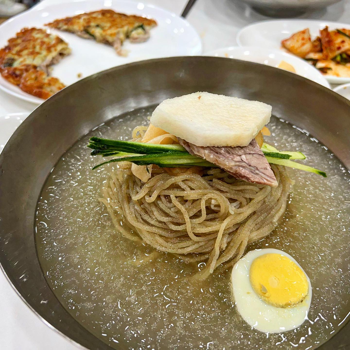 일산 대화 평양냉면 맛집
'을밀대'
⠀
을밀대는 마포가 본점인데
일산에도 체인점이 있습니다!
⠀
맛은 본점과 다르다는데...
아직 본점은 못먹어봐서ㅠ
비교를 해볼수가 없네요...
⠀
아쉬운대로 일산 을밀대 리뷰를
해보도록 하겠습니다
⠀
-물냉면
가격 : 15,000원
⠀
평냉은 언제나 가격이 ... ㄷㄷ
⠀
좀더 깊은 육수 맛을 느끼고 싶다면
"거냉"으로 주문을 하세요!!
⠀
거냉이란?
얼음 없이 육수만 있는걸 말해요!
⠀
전 더워서 얼음 동동 띄워서 먹었슴다
⠀
육수의 맛은 깔끔 그잡채!
해장하고 싶어서 왔는데 깔끔한
육수를 먹으니까 기가맥히더라구요~
⠀
면은 푸석푸석한편인데
학창시절 대걸래를 먹어본적은 없지만
뭔가 교실에 있던 대걸레 비주얼과
흡사합니다
⠀
처음엔 평냉을 먹을때는
맛도 안나고 면은 푸석하고
걸래 빤 물같은걸 왜 먹지 했는데
⠀
아아를 처음에 못먹다가
나중에 계속 찾게 되는거처럼
늙으니까 깨끗한 맛이....ㅋㅋ
맛있군요 ㅎㅎ
⠀
-녹두전
가격 : 12,000원
⠀
겉이 상당히 바삭하고
안에는 고기가 가득해요!
⠀
녹두의 거친맛과 고기의 부드러움이
조화를 아주 잘 이루고 있었습니다!
⠀
⠀
총평 : 다들 숙취 심할때
눈뜨자마자 평냉 해장 한번
해보세용 ㅋㅋ
⠀
⠀
#일산맛집추천 #대화맛집추천 #평양냉면추천 #평냉맛집추천 #을밀대 #을밀대일산 #일산가볼만한곳 #핫플맛집 #일산핫플맛집 #일산핫플식당 #평냉스타그램 #먹자국일산 #먹팔해요 #먹스타그램 #먹팔 #푸드스타그램 #좋아요 #좋반 #좋아요반사 #lfl #fff #koreafood #koreanfood #맛스타그램 #맛집스타그램 #맛집탐방 #맛집투어 #맛집공유 #맛집여행 #韓国料理