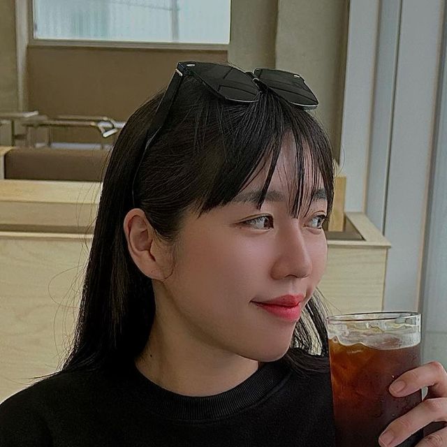 뷰티 패션 블로거 채민지 on Instagram: "#광고#스탠다드에러 @standarderror_official 나의 데일리웨어템이 될.. 예쁜 레터링에 원단 짱짱한 오버핏 맨투맨을 찾아브렀ㄷr..🖤 낙낙한 핏이라 레깅스와