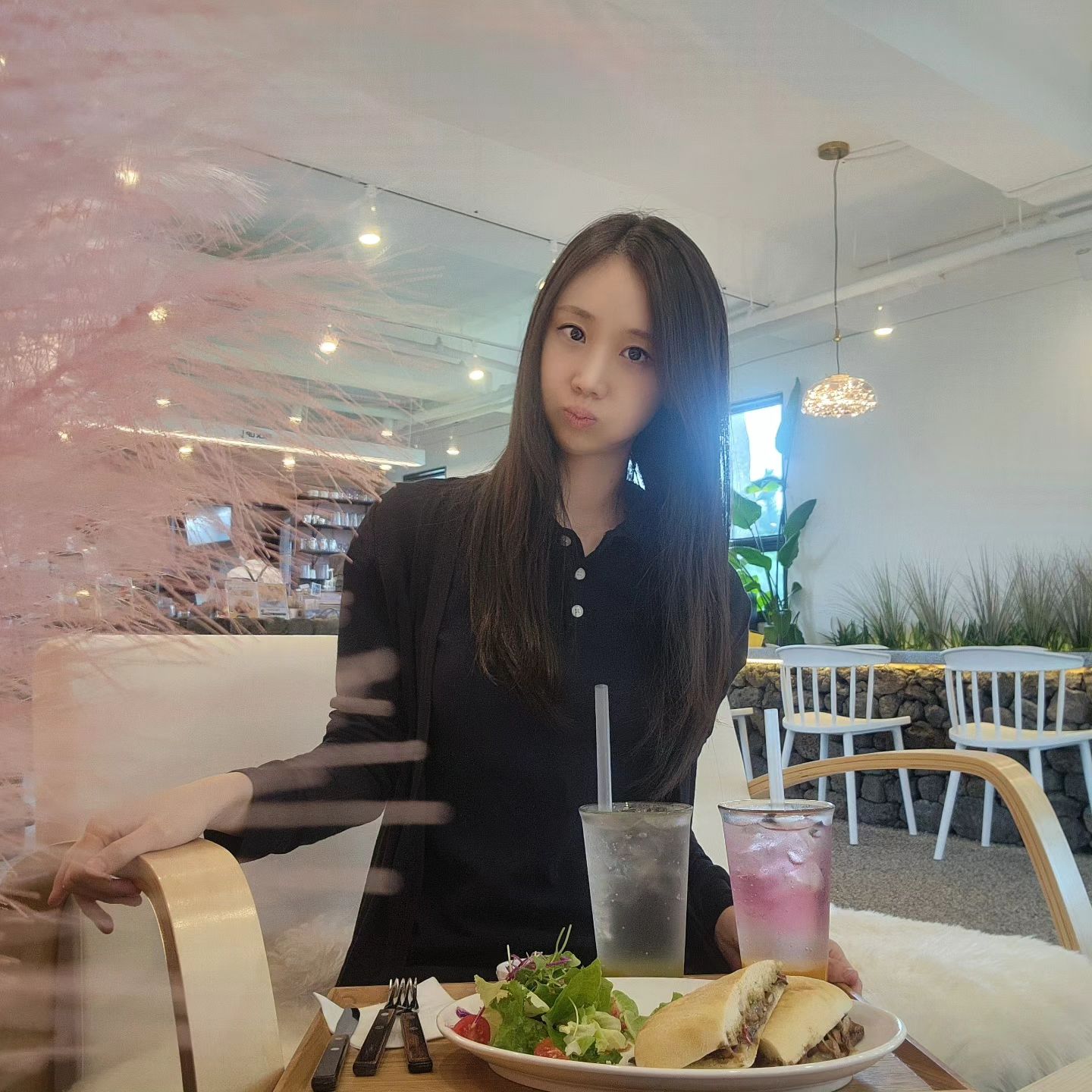 #협찬
머쉬룸모짜렐라파니니 14.0
감귤에이드 8.0
청포도에이드 8.0

애월 핫한 브런치 카페 메누하🥯
핑크뮬리가 가득한 넓은 이 곳🌸
입구부터 커다란 규모에 압도된다규🫢
뷰도 어마어마 인테리어도 어마어마😶
인생샷 찍을 수 있는 포토존 가득 넘쳐나📸
머쉬룸이랑 치즈라니.. 조합이 완벽해 존맛탱🍄🧀
에이드도 달콤상콤 러블리해🍹
야외도 너무 잘 꾸며놨다규 진짜 제주여행 온것같다규🫠

🎈메누하 (제주 제주시 애월읍 애월북서길 93)
cafe_menuha
☎️연락처: 0507-1488-7113
⏰️매일 10:30 - 19:00 (Last order 18:30)

#메누하 #카페메누하 #애월메누하 #제주메누하 #애월브런치 #애월핫플 #애월신상카페 #애월오션뷰 #오션뷰카페 #제주애월카페 #노을맛집 #제주도맛집 #애월맛집 #제주애월맛집 #제주애월볼거리 #제주애월브런치 #제주도민맛집 #제주오션뷰카페 #제주카페 #제주카페추천 #제주핫플레이스 #menuha #cafemenuha #애월디저트 #애월카페 #제주도핫플레이스 #제주시브런치 #제주시카페 #제주애월디저트