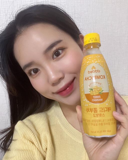 청하💕 on Instagram: "콤부차에 빠져 있는 요즘💛
요거 얼음에 타먹으면 지짜 꿀맛😭

100% 망고 퓨레가 들어가서 진한 망고맛도 느낄 수 있는데 망고가 소화에 진짜 좋은 과일인거 아시죠!!?👍🏻 기름진 음식 먹을 때 콜라 대신 마셨더니 확실히 더부룩한 느낌이 없더라구요!
게다가 장건강에 좋은 프리바이오틱스와 식이섬유까지 풍부한데 콜레스테롤과 지방은 0%라니!!! 완전 일석이조쥬? 🫢

#광고#마켓컬리추천상품#마켓컬리추천템#마켓컬리추천#마켓컬리샛별배송#마켓컬리다이어트#마켓컬리콤부차#콤부차#콤부차추천#애디드콤부차 #망고 #애디드바이옴"
