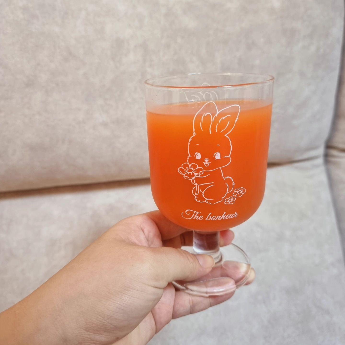 .
.
카페가 안부러운 이쁜 유리컵과 접시
더보네르 🩷
 
토끼띠 아들덕에 요즘 최애가 토끼인데 
토끼그림 컵과 그릇이 있어서 빠르게 주문🩵
 .
🐰더보네르 에서 직접 디자인한 토끼그림이라
 흔하지않고 귀염귀염한게 완전맘에들어요👍
.
특별한 인쇄공정으로 그림 벗겨짐 없이 반영구적으로 사용가능한
 이쁜 컵과 유리로 애기때문에 카페 자주못가는 
애기엄마도 홈카페 느낌 가득 낼 수 있어서 너무 좋아요🩷 
식세기 사용 가능한 접시와 유리컵은 사용하기도 너무 편하고👍
고블렛잔의 우아함과 토끼의 귀여움이 만나 사랑스러운 컵🍷
 💚네이버에서 더보네르를 검색하세요💚
.
.
#홈카페
#더보네르
#홈스타일링
#파스타접시 #샐러드접시 #예쁜접시 #귀여운접시 #커피잔 #맥주잔 #하이볼잔