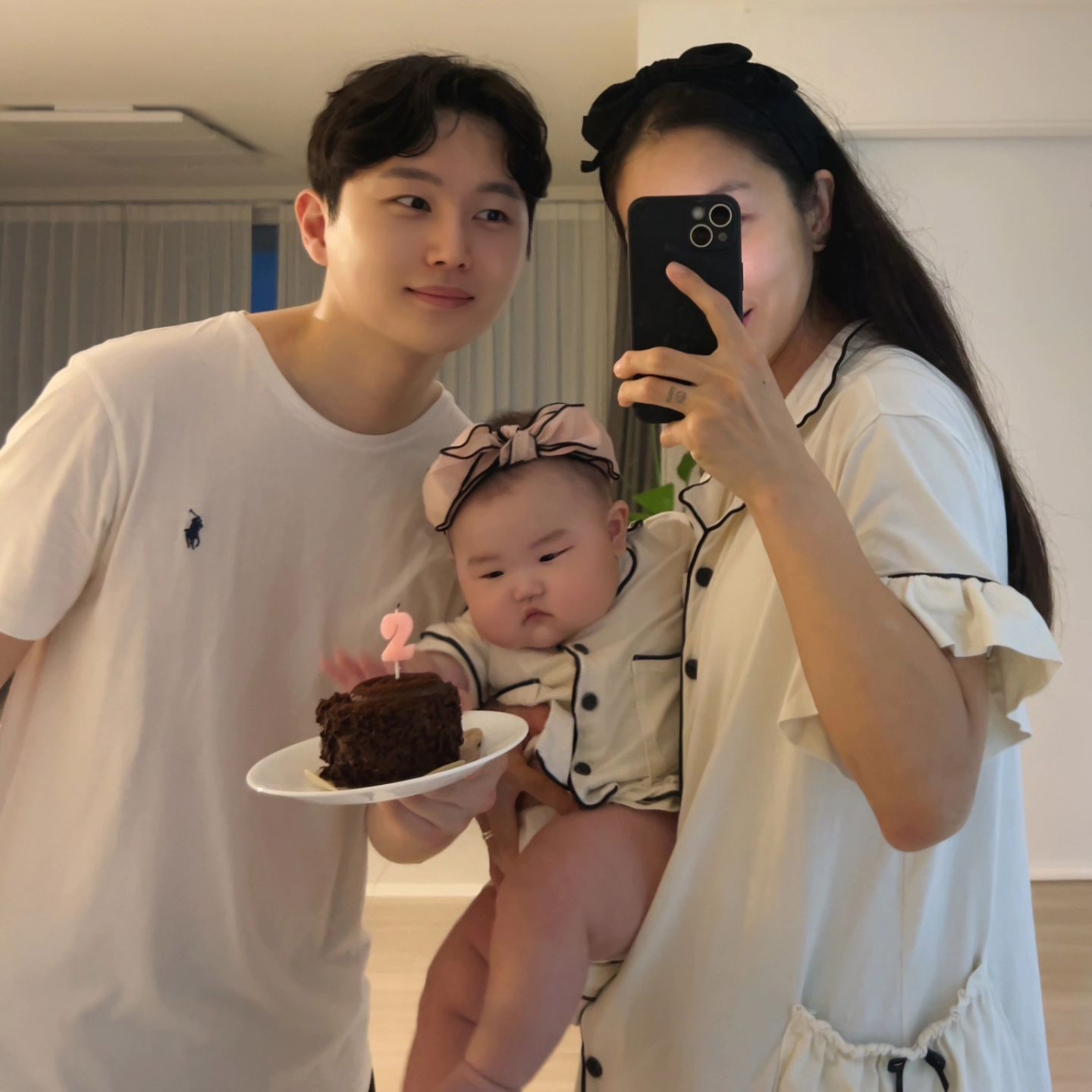 사랑하는 딸, 윤슬아~! 👼🏻
아빠, 엄마가 200일 진심으로 축하해~🎉🎉🎉
앞으로도 우리 세 가족 지금처럼 행복하자! 사랑해~❤️❤️❤️
(feat. 딸의 웃는 모습을 위한 아빠의 처절한(?) 몸부림...🤣)

#나는솔로 #4기 #부부 #베이비 #윤슬이 #200일 #축하해