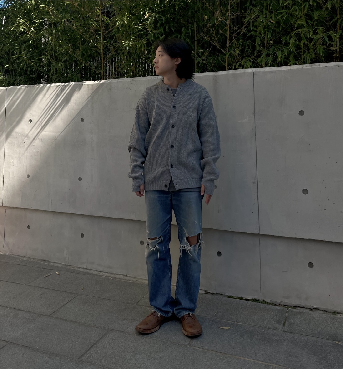 outstanding_company 

OUTSTANDING의 LAMBSWOOL ROUND NECK CARDIGAN을 협찬받아 스타일링한 데일리룩.

빈티지 피션맨 니트를 기반으로 디자인 되었다는 아웃스탠딩의 가디건은 가을-초겨울까지 입기에 좋은 제품인 것 같은데요, 니트의 두께감과 손등과 손바닥을 감쌀 수 있는 소매 끝의 핑거홀은 선선해진 요즈음 날씨에 적합한 보온성을 제공하는 아웃터가 아닌가 싶습니다.