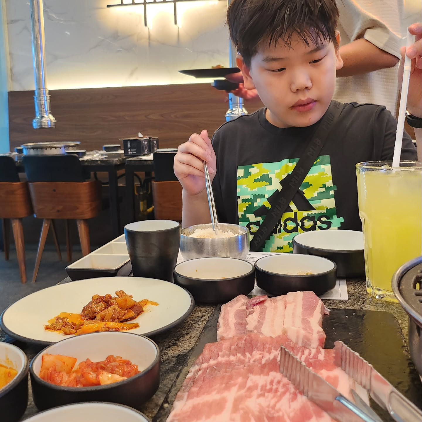 🥓🥩

무한리필삼겹살 먹고 
크리스마스 쇼핑🤶🎄

그동안 그랩만 타고 다니다
첫 버스도전 ! UNGKA 🚌🚌
학생증내고 할인받아서 1인당 12페소 😁

#iloiloeats
#sm시티몰 서울
#일로일로삼겹살
#일로일로가족연수