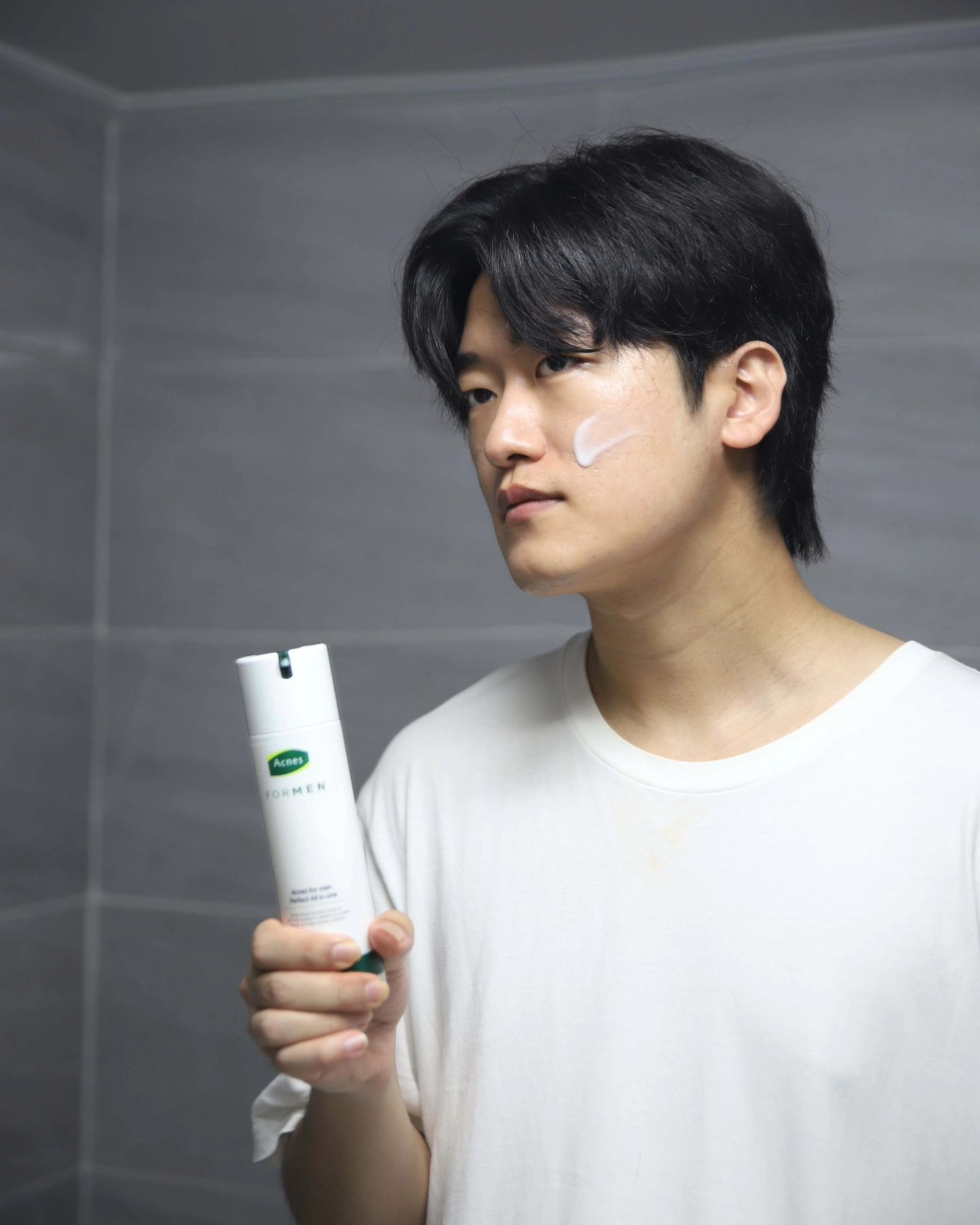 #제품협찬 
#아크네스 #포맨퍼펙트올인원 함 써봤습니다~
평소에 제가 과음을 많이 해서 못 씻고 자면 다음 날에 피부 트러블이 진짜 심한데요.. 

귀차니즘 때문에 세수하고 나면 로션 하나 대충 바른답니다ㅜ 
그러면 트러블도 더 심해지고 악순환이었어요,, 

그런데 제품 받아보니 일단 에센스 로션 수분크림 올인원이어서 너무 마음에 들었어요! 
사용해 봤는데 제형이 가볍고 촉촉한 게 기름기 많고 귀차니즘 심한 남자들이 좋아할 것 같더라구요~(저같은ㅜㅜ) 

저는 로션을 바르고 나면 끈적하고 얼굴이 답답한 느낌이 싫었는데 이걸 바르니 피부가 숨을 쉬는 것 같은 느낌?! 
마침 특허성분으로 유분기 트러블도 케어한다고 하니 일석이조네요~ 
이번 환승템 대만족!!

acnes.kr 
#아크네스 #ACNES
#포맨퍼펙트올인원 #스킨케어 #남성스킨케어 #여드름피부 #남자화장품추천 #남자화장품 #남자올인원 #그루밍템