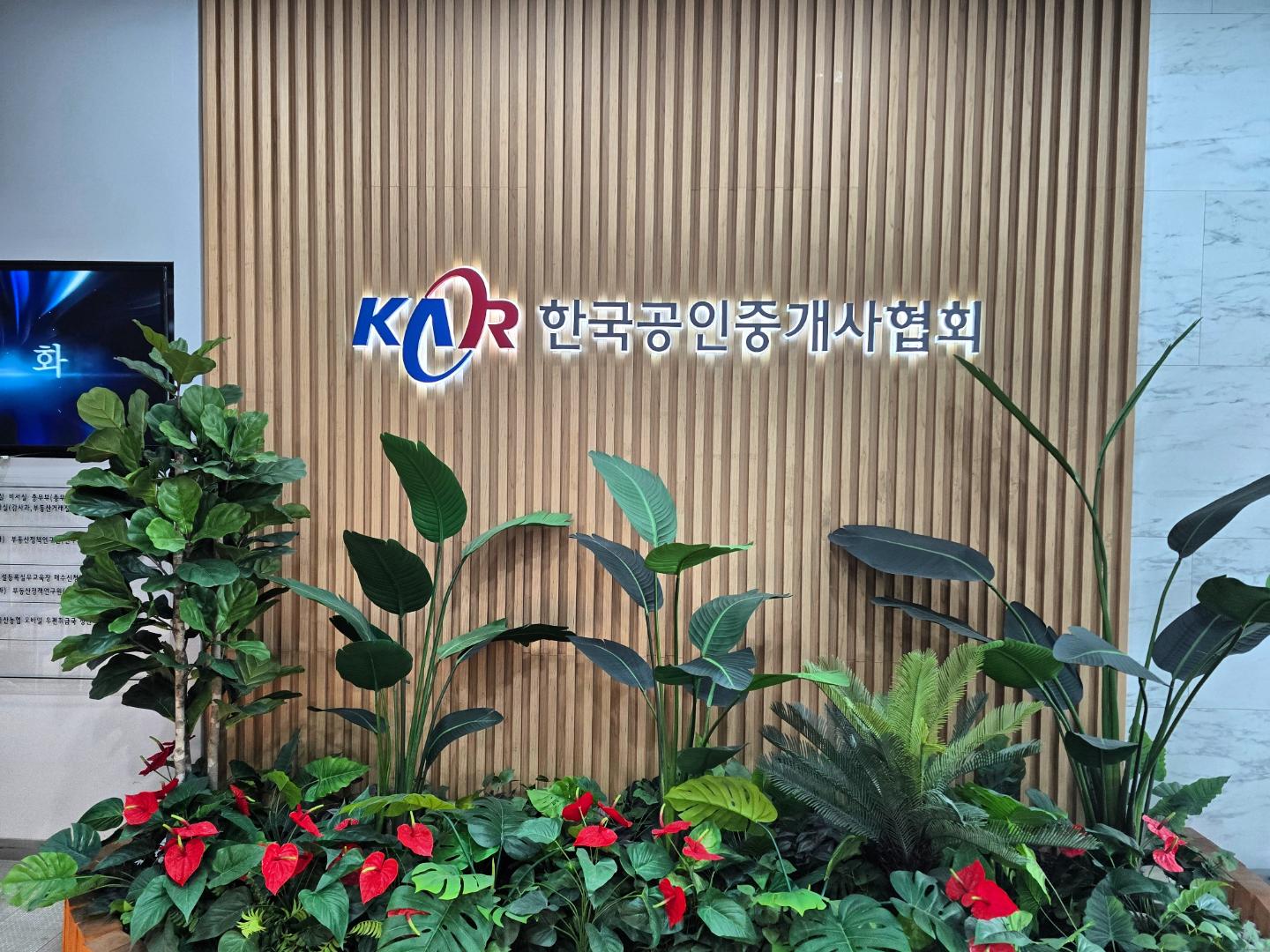 #한국공인중개사협회
#공인중개사 #실무교육

4일간의 실무교육
마지막날

교육을 들을수록
내가 일을 할 수 있을까
의문이 든다..🫠

넘 어렵고 또 어렵다
시험 공부할때가 젤 좋았지 싶다

우리애들 아침일찍 등원하고
늦게 하원하니 세상 짠한데
왜케 늦게 오냐고
일 한개만 하고오라고 잔소리함..
끝나면 뛰어갈께

전쟁터 가기전
애들이랑 시간 많이 보내야겠다
😭
.
.
#갈길이멀다
#일과육아
#둘다잘할수있을까