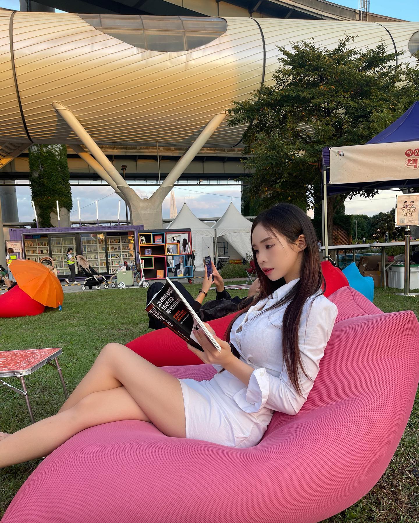 뚝섬유원지 바로 코 앞인데 한번을 안갔었다니 ,, 😶
가족끼리 오신분들도 많고 데이뚜 하러 오신분들도 많은 ! 
해질녘 시간에 가면 노을지는 모습이 너무 예쁘다구요 . . 🌅🧡
멍- 하면서 누워있으면 이르케 좋을 수 없더요 🤭
10월까지 매주 토요일마다 한다고 하니 다들 시간 되실 때
꼭 가보시길 ! 테이블 , 의자 , 렌턴 , 등등 ! 다 빌려주시니까 
따로 안빌리셔도 됩니댜 :-) 

 #책읽는한강공원 #뚝섬한강공원#영희네문방구