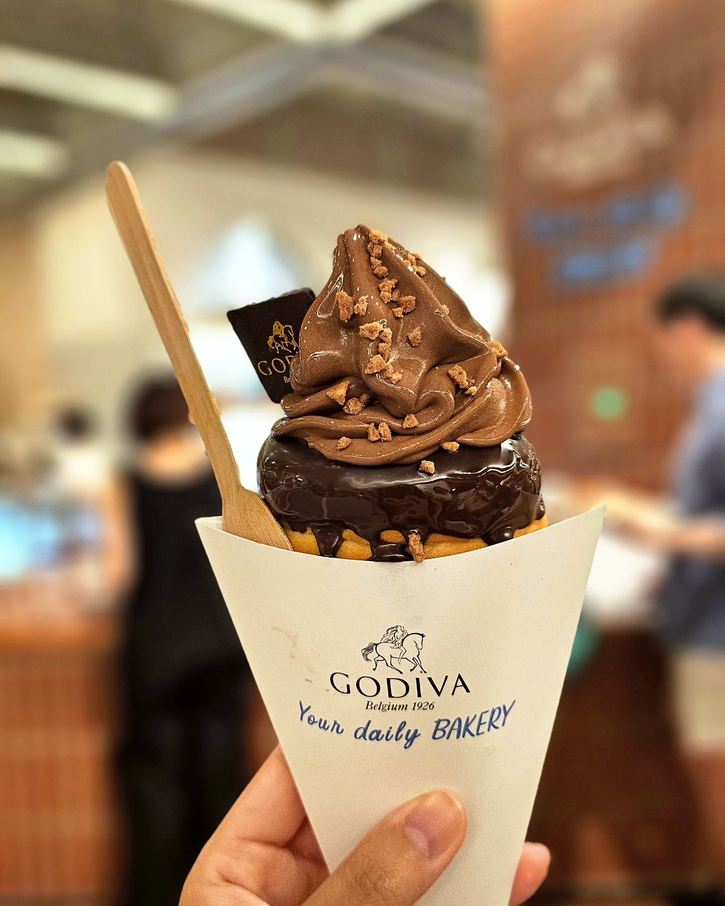 #고디바베이커리

📍8월 6일, 더 현대 서울 

[고디바 베이커리] 국내 최초 오픈 
godivakorea

도쿄에 이어 전 세계 2️⃣번째 ‼️
벨기에 프리미엄 초콜릿 브랜드 
고디바(GODIVA)가
여의도 더현대 서울에 오픈하다니 >.<

고디바 베이커리, 고디빵🫶
오픈하자마자 인기폭발.

🔶️🔸️BEST MENU🔸️🔶️
- 소프트 아이스크림 소라빵
- 크래킹 초콜렉사

고디바만의 진한 초콜릿이 완벽히 어울리는
시그니처 소라빵부터 크루아상, 트루키,
뺑 오스위스, 퀸아망, 크림빵 등
뷰드럽고 풍미있는 달콤함이 한 가득 😍💫

#고디바베이커리 #고디빵 #고디바 #고디바빵 #더현대서울 #더현대서울맛집 #더현대서울디저트 #여의도맛집 #여의도디저트 #여의도데이트 #베이커리맛집 #디저트맛집