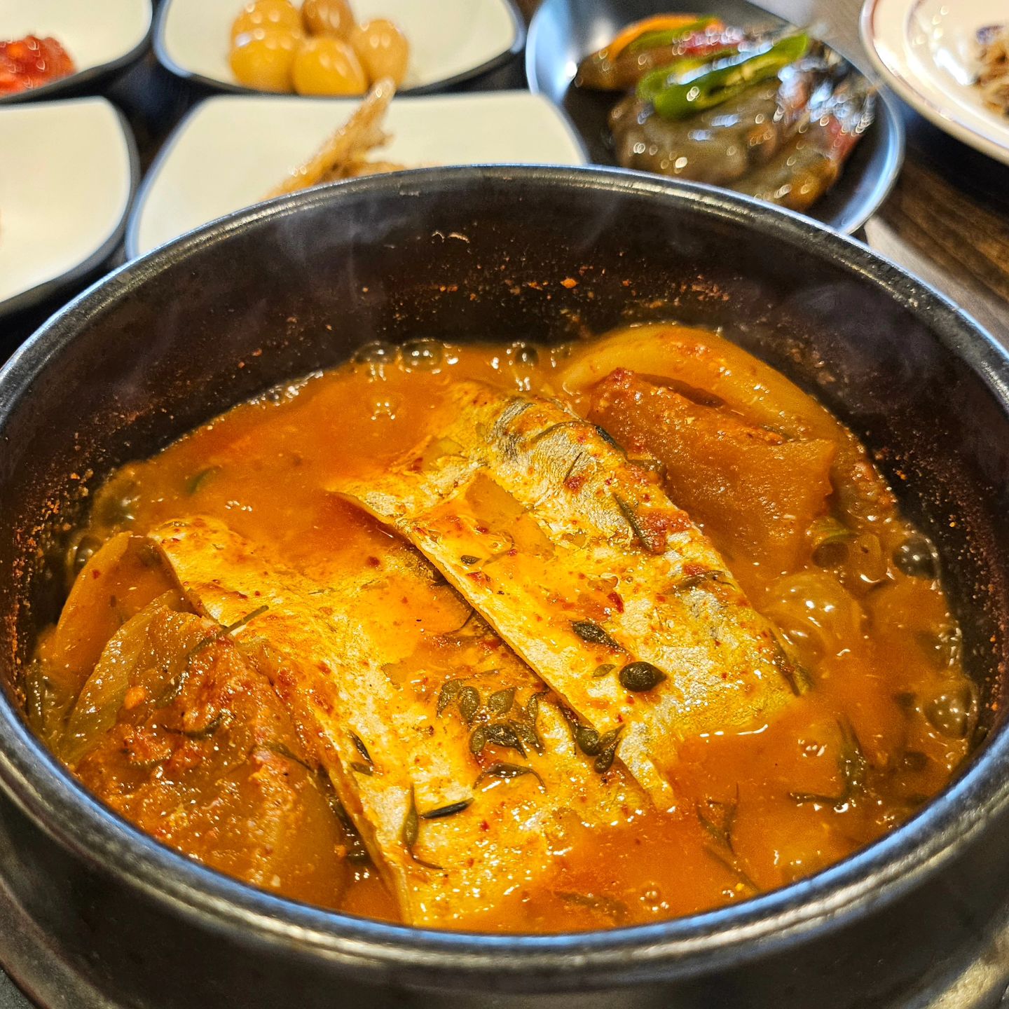 #협찬 
서귀포시 중문동
제주도에 오면 꼭 가봐야하는 갈치전문점 #만족한상회중문점
1인 1마리 뼈없는 순살 갈치조림+새우장을
1인 15,000원이라는 착한 가격에 맛볼 수 있는 식당이랍니당
통갈치구이, 뼈없는 갈치조림, 황게장
그리고 새우장이 시그니처 메뉴 ✨️
15,000원으로 속이 꽉찬 제주산 황게로 만든 제주황게장까지 추가해
저녁식사는 패스해도 될 만큼
든든한 점심식사 해결하고 왔어요 !
혼밥 또는 가족 식사 장소로도 최고
중문관광단지 마을 안에 위치한 도민맛집이지만
관광객들도 많이 찾아오는 이유가 있더라구요
제주도에 오시면 #만족한상회 에서
합리적인 가격으로 맛있는 갈치 맛보고 가세요 💖
.
.
#중문맛집 #도민맛집 #중문갈치구이 #중문갈치조림 #갈치구이맛집 #갈치조림맛집 #jejusoycrab #제주황게장 #새우장 #리뷰노트 #중문갈치 #서귀포갈치 #서귀포갈치조림 #서귀포갈치조림맛집 #중문갈치조림맛집
