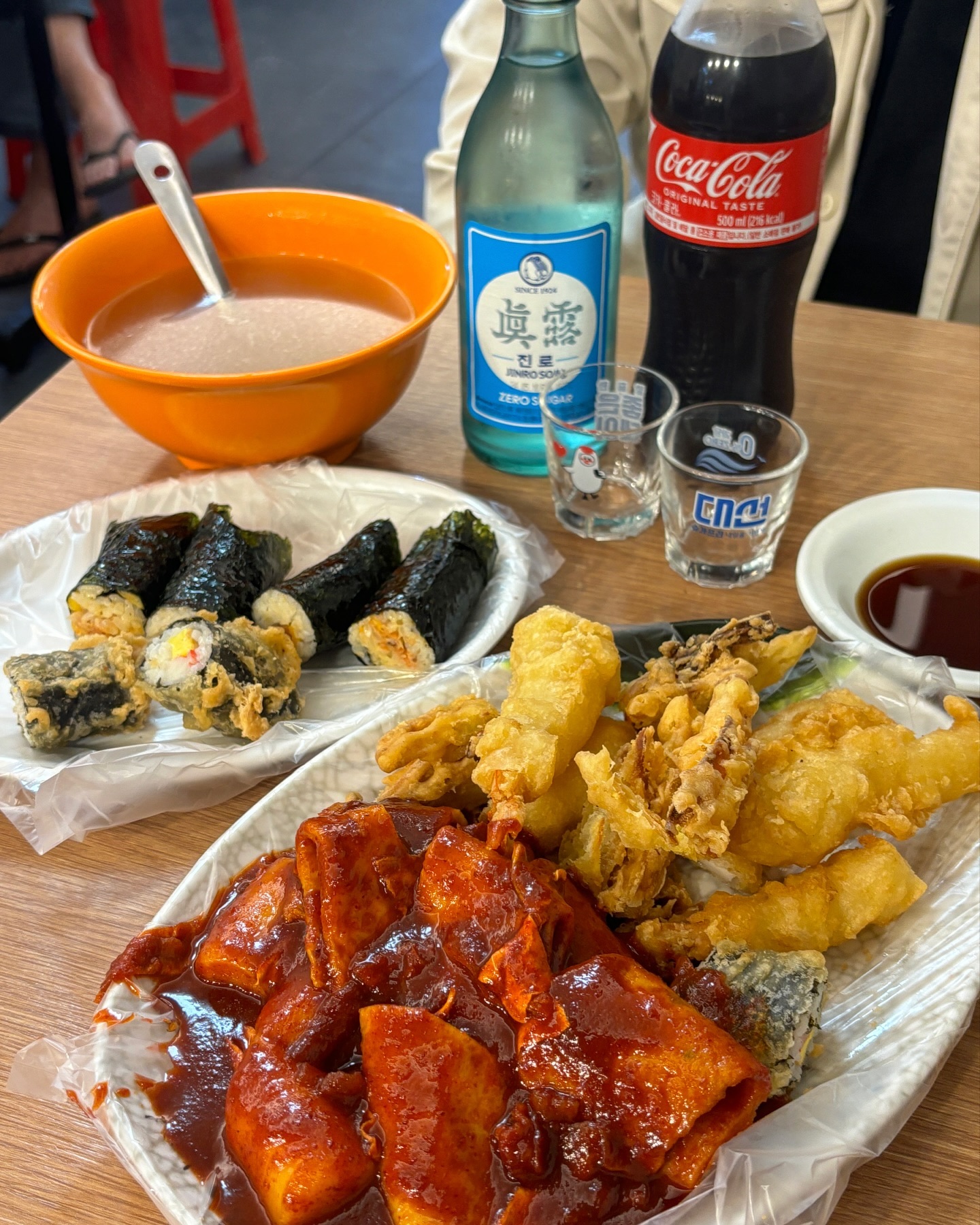부산갈때마다 들린 남포동 원조꼬마김밥24시 ❤️‍🔥
네이버 플레이스도 없지만 여기 넘 맛있어요,,☺️

부산을 퇴근하고 출발해서 늦게 도착한 적이 많은데
저녁먹고 왔지만 간단하게 야식이 땡겨서
돌아다니다 찾은 떡볶이집이에요✨

24시라 언제든지 먹으러 갈 수 있고ㅋㅋㅋ
이런 진한 색감의 부산떡볶이 진짜 맛있잖아요,,🤍
해운대쪽 상국이네 떡볶이도 좋지만 거긴 튀김이 맛있고
떡볶이가 더 매운편이에요! 여긴 매콤달콤😌

왜 서울엔 이런 부산 떡볶이가 없는지,,
따라하는 곳은 많지만 이런 맛과 비주얼은 못본듯ㅠㅠ
또 먹고싶다…저 아마 8월에 부산 2주살이할 것 같아요!
그때 떡볶이 실컷 먹고 와야지😝🔥

#부산떡볶이 #남포동맛집 #남포동떡볶이 #원조꼬마김밥24시 
#남포동핫플 #남포동데이트 #떡볶이 #떡볶이맛집