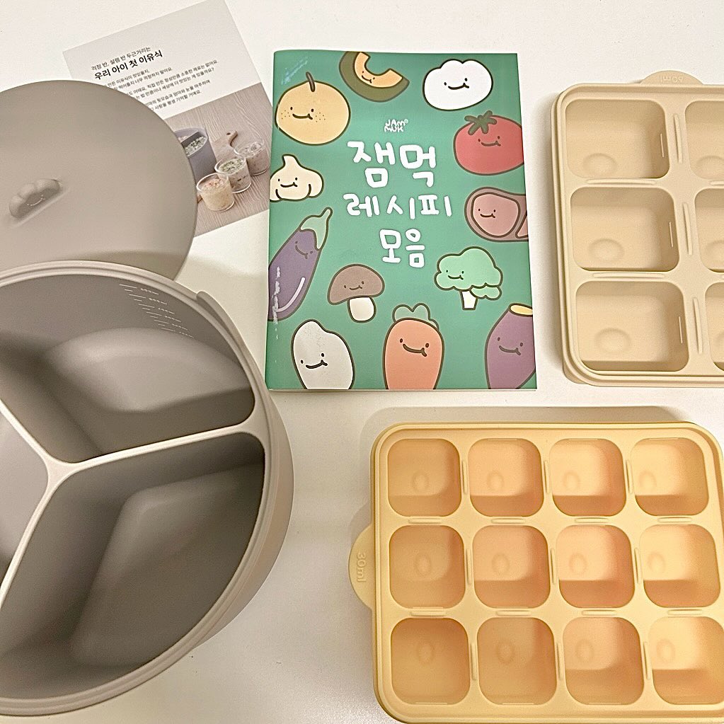 #광고 #베라쇼크루3기 #잼먹밥솥칸막이

✔️잼먹 밥솥칸막이 / 실리콘 멀티뚜껑 / 
잼먹 전용 레시피북 / 잼먹 멀티큐브 2구

이번에 베라쇼 쇼핑몰에서 기획전 진행예정인
잼먹 제품들을 하나하나 알아보려구 해요!!

이유식하는 아가들에게 너무너무 꿀아이템 
밥솥칸막이와 멀티큐브 를 사용해보았어요!!
하준이는 밥솥 이유식은 안했는데 이걸 왜
진작 몰랐나..? 싶을 정도로 신세계 더라구요!!

이번에는 전자레인지용으로 사용하기도 좋게
뚜껑이 있어 전자레인지로 하준이의 한끼를 
만들어주었어요!!

국내 유일! 밥솥 크기별 최대 용량의 
밥솥칸막이 옵션을 가지고 있어요 (6,6max,10인용)
완벽한 3칸 분리! 세가지 요리를 
동시에 할 수 있어요! (이유식, 토핑베이스,찜,잡곡밥 등)
전용 실리콘 멀티뚜껑을 보유 하고 있어 
전자레인지 찜기로도 사용이 가능하답니다!!

한눈에 보이는 내부 눈금, 넉넉한 크기의 
큐브로 재료 담기에 편리하고
불필요한 공간을 최소화한 안전한 일체형으로
꺼낼 때도 안전, 설거지도 간편해요

국내 유일 전용 레시피북 보유 하고 있어 
쉽게 레시피를 따라할 수 있어요
레시피북 없이 이유식하기 진짜 쉽지 않은거
아시죠!!

전자렌인지로 밥을해봤는데 너무 윤기 자르르르
밥이 너무 잘된거 있죠???
약 15분 정도 따로 돌렸는데 밥이 금새 뚝딱 되어서
하준이가 너무 맛나게 잘먹었어요 ㅎㅎ
앞으로 하준이 밥 따로 만들대 밥솥칸막이 
유용하게 잘 사용할꺼 같아요 ㅎ

#협찬 #베라쇼 #베라쇼크루 #잼먹 #잼먹밥솥칸막이 #잼먹이유식큐브 #실리콘이유식큐브 #잼먹이유식 #잼먹찜기 #이유식꿀템 #아기용품 #아기용품추천 #이유식데이 #유아식 #아기모델 #베베모델