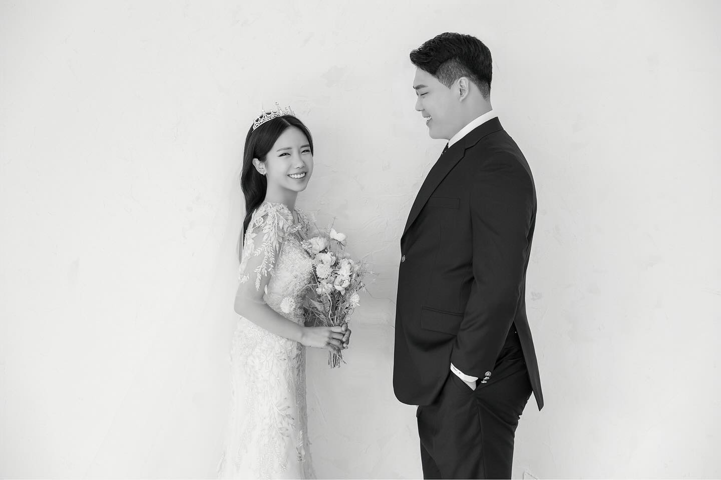 𝓦-𝟓𝟎🕊️𝓦𝓮𝓭𝓭𝓲𝓷𝓰 𝓓𝓪𝔂🕊️
🤵🏻ℂ𝕙𝕠𝕚 𝕁𝕦𝕟 𝕐𝕠𝕦𝕝 👰🏻‍♀️𝕃𝕖𝕖 𝕐𝕦 𝕁𝕚𝕟
💍𝟚𝟘𝟚𝟛.𝟙𝟚.𝟚𝟛 𝟙𝟘:𝟛𝟘

한 사람은 단단한 주춧돌이 되고
또 한 사람은 든든한 기둥이 되어
사랑의 반석 위에서 믿음의 집을 지으며
새로운 두 사람의 삶을 시작하려 합니다.

소중하고 힘찬 내디딤이 될 수 있도록 
부디 오셔서 축복해 주시면 
더 없는 기쁨이 되겠습니다.

💎순천 아모르웨딩컨벤션 1층 엘르홀💎