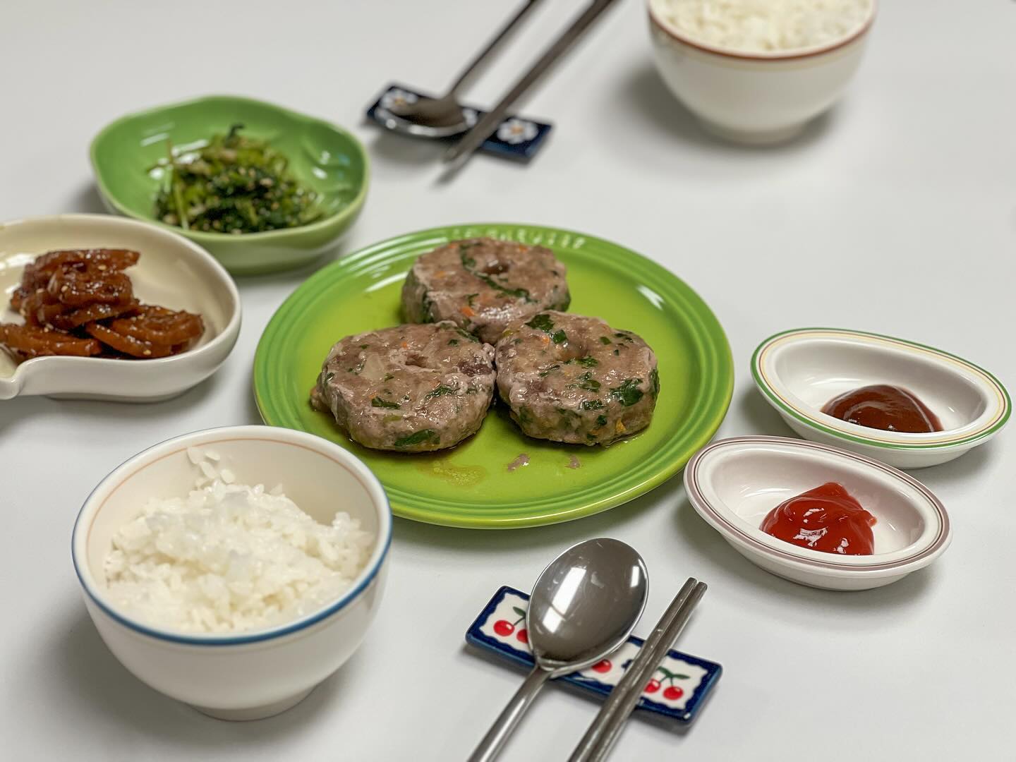 #제품제공

요즘 같이 밥먹기 어렵네 😅🥲
캠핑다녀와서 간단히 떡갈비 에어프라이어에 구어먹구
하루는 아침밥 도시락으로 떡갈비 주먹밥 싸주구

아주 다용도로 너무 맛있는 떡갈비 💖

🥄태진S FOOD 여수 수제 한돈 한우 돌산갓 떡갈비

#떡갈비 #수제떡갈비 #떡갈비맛집 #한돈떡갈비 #여수떡갈비 #떡갈비요리 #고기반찬 #반찬추천 #자취생반찬 #술안주추천 #태진SFOOD #신혼살림 #신혼밥상 #신혼스타그램 #럽스타그램 #밥상 #신혼부부 #떡갈비볶음밥 #떡갈비주먹밥 #아침도시락 #실리팟