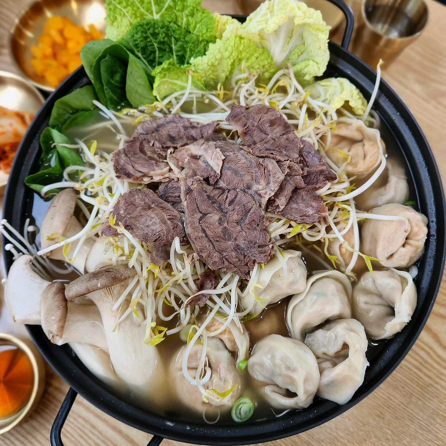 📌 #협찬 파주 만두전골 맛집 "파주엄마손만두"

📍만두전골
📍만두속전

요즘 날씨에 딱 좋은 만두전골~!
진하고 담백한 국물에 끝맛은 깔끔해요!
사장님께서 손수 빚어 만든 만두들과 모두 국내산 재료로 신선하고 안심하게 드실 수 있답니다 :)

알찬 만두속과 그 만두속으로 만든 전까지✨️
쫄깃한 칼국수로 마무리하면 몸도 든든해지고 최고의 건강식 아닌가요!?
만두전골이 생각난다면 파주엄마손만두로-!

🔍운영시간
연중무휴 11:00 ~ 21:00
라스트 오더 20:30
🚩경기 파주시 가람로21번길 51-20 1층