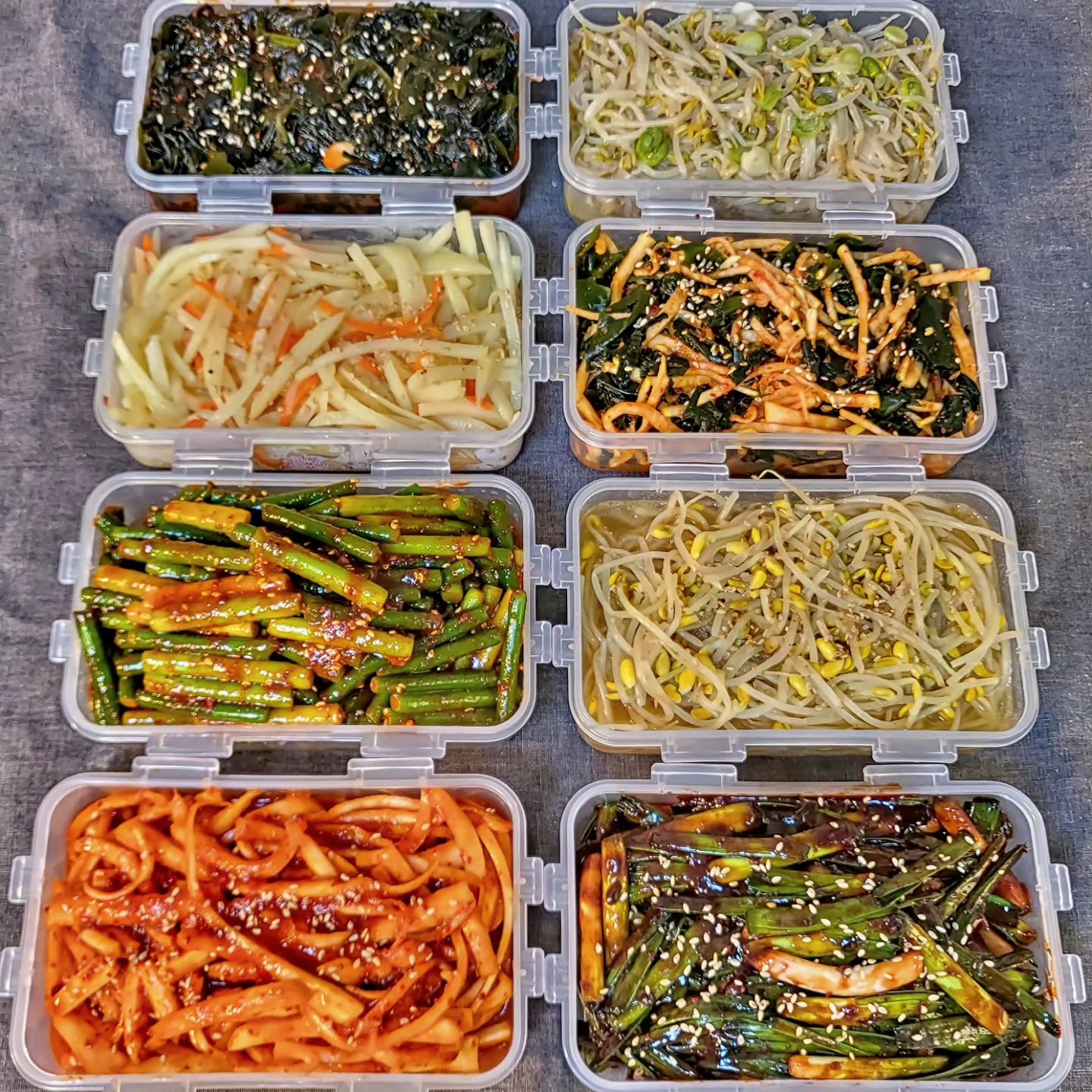 밑반찬 만들기
야채는 시장이 싱싱
가격이 엄청 저렴해
시장가서 장보기전
칼국시 한그릇 먹고
야채사와서
밑반찬들 대량생산

비비는거 좋아하니
또 비벼야져❤️

마늘잎이보여
엄마표 고추장 넣고
마늘잎고추장무침
*이거 엄~청쉬워요
집고추장이면 더맛있어요
고추장 물엿 고춧가루 깨 참기름 끝!

미역무생채는
무생채 레시피로
미역만 추가했어요

미역 초무침,도라지무침은
초간편으로 초장넣고
거기에 식초 고춧가루 참기름 깨넣고
만들었어요~

*미역초무침
*숙주무침
*감자볶음
*미역무생채
*마늘쫑무침
*콩나물무침
*도라지무침
*고추장마늘잎무침

#집밥#집밥메뉴 #밑반찬 #반찬
#반찬만들기
#집밥스타그램