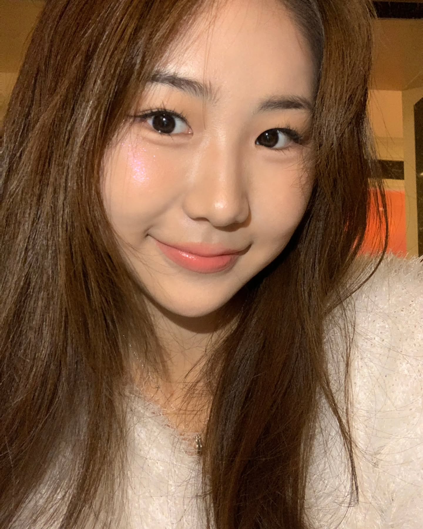 #제품제공 
herabeauty_official herabeauty_lovers
#헤라 #HERA #헤라홀리데이 
역대급으로 예쁘고 영롱한 헤라 홀리데이 컬렉션.!!.:°*☆ 
2024 DREAMSCAPE VOYAGE가 출시됐어요༚✧˳⁺⁎
꿈처럼 몽환적이고 오묘한 분위기를 낼 수 있는 
이번 컬렉션 
매년 예쁘지만 정말 역대급인걸요

핑크빛 연말 홀리데이 메이크업 룩 연출했어요!

글리터 아이 팔레트는
로맨틱한 무드의 핑크빛 컬러, 볼드한 화이트빔과 핑크빔 포인트 컬러, 양조절에 따라 베이스에서 라인까지 활용가능한 브라운 컬러 !

다양하게 활용가능한 멀티 유즈 텍스처로 저는 하이라이터로 강조해줬어요༚˳⁺⁎ 넘므 예쁘자낭
립오일은 두가지 컬러로 고급스러운 무드 체인저 역할을 톡톡히 해요
09 CLOUD NINE💭
요 아이는 투명한 발색으로 활용도가 특히 대.박이에요
글로시 립 뿐만 아니라 글로시 아이 피부 표현까지 가능한 만능꿀템! 

171 LAVENDER SHOWER 도 너무 예쁜데요 오묘한 라벤더 색으로 비비드한 립컬러에 얹어주면 밀키한 색감으로 변해요 쿨톤 공주들한테 강추

쿠션 케이스 너무 예쁘지않나요..*°? 화이트 레더로 너무 고급지고 소장가치 미쳤어요ㅜ 블랙, 글로우 쿠션, 스프레더까지 호환가능하다니 이번 겨울은 이 케이스로 ㄱㄱㄱㄱㄱ

역대급 예쁜 헤라 홀리데이 컬렉션 11월 4일 공식 런칭이니🦋 실물 겟하러 가세요!°*

#메이크업 #makeup #glitter #lipoil #글리터섀도우 #블랙쿠션