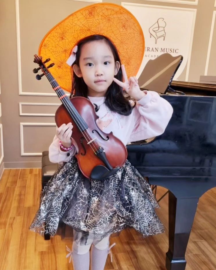 .

피아노 학원 #할로윈파티
이번달부터 #플린이

👧플룻 사줘...
👩‍🦱일단 해보고 생각하자
👧비싸대?
👩‍🦱응 잘은 모르지만 만원짜리 50개는 있어야한대..
👧알겠어

많이 벌어야 겠다..