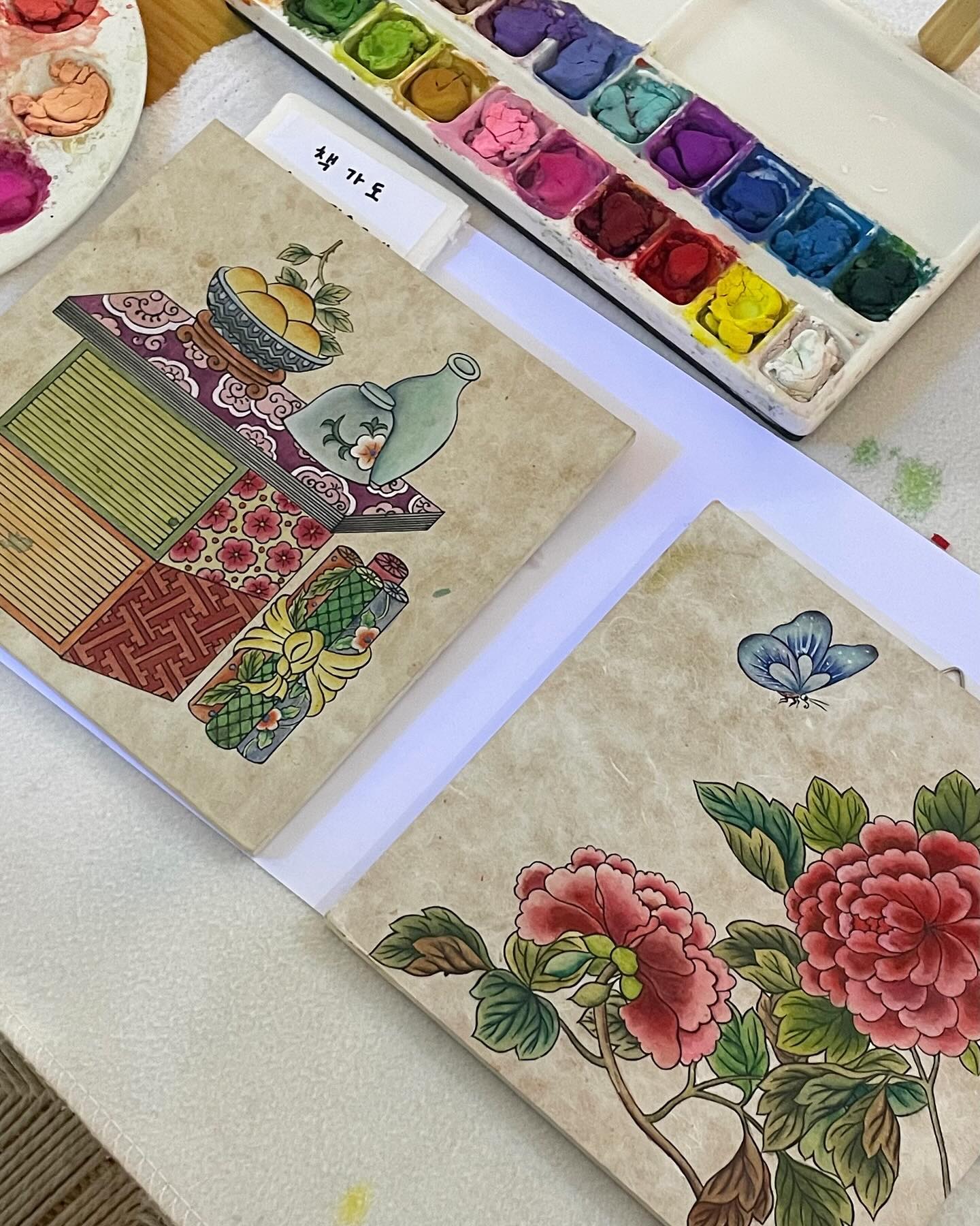 #협찬 루씨쏜 아뜰리에 👩🏻‍🎨

📍 제주 서귀포시 보목로 64번길 138 1층

평소 그림에 관심 1도 없던 제가 좋은 기회로 그림체험 하고 왔어요 ! 제주 민화를 재미있게 그릴 수 있고 전통적인 여러가지 도안과 재료들로 민화를 개개인 취향에 맞게 표현 할수 있어서 좋았어요 ..🫶🏻 그림 그리는 거 좋아하시는 분들은 꼭 한번 다녀오심 좋을 것 같아요 ! 저같은 일반인들도 민화라는 소재가 어렵지 않고 친근하게 느껴져 너무 즐거운 시간이었습니당 🙏🏻