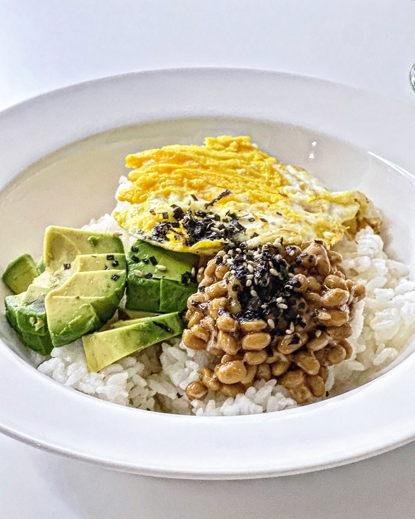 #아보카도낫또비빔밥 

바쁠때 간장계란밥 많이 먹지요~
계란만 넣어도 물론 맛나지만!
양도 안차고 영양소도 부족 하잖아요🧐

간단하게 낫또 한팩 뜯어 넣고!
잘 후숙된 아보카도 쓱쓱 썰어 넣어주면~
양도 차고 영양소도 챙기고!
맛도 좋치요~😀

#아보카도 #낫또 #덮밥 #집밥 #홈요리 #홈쿡
#주부요리 #계란밥 #밥 #간단요리 #주부일상