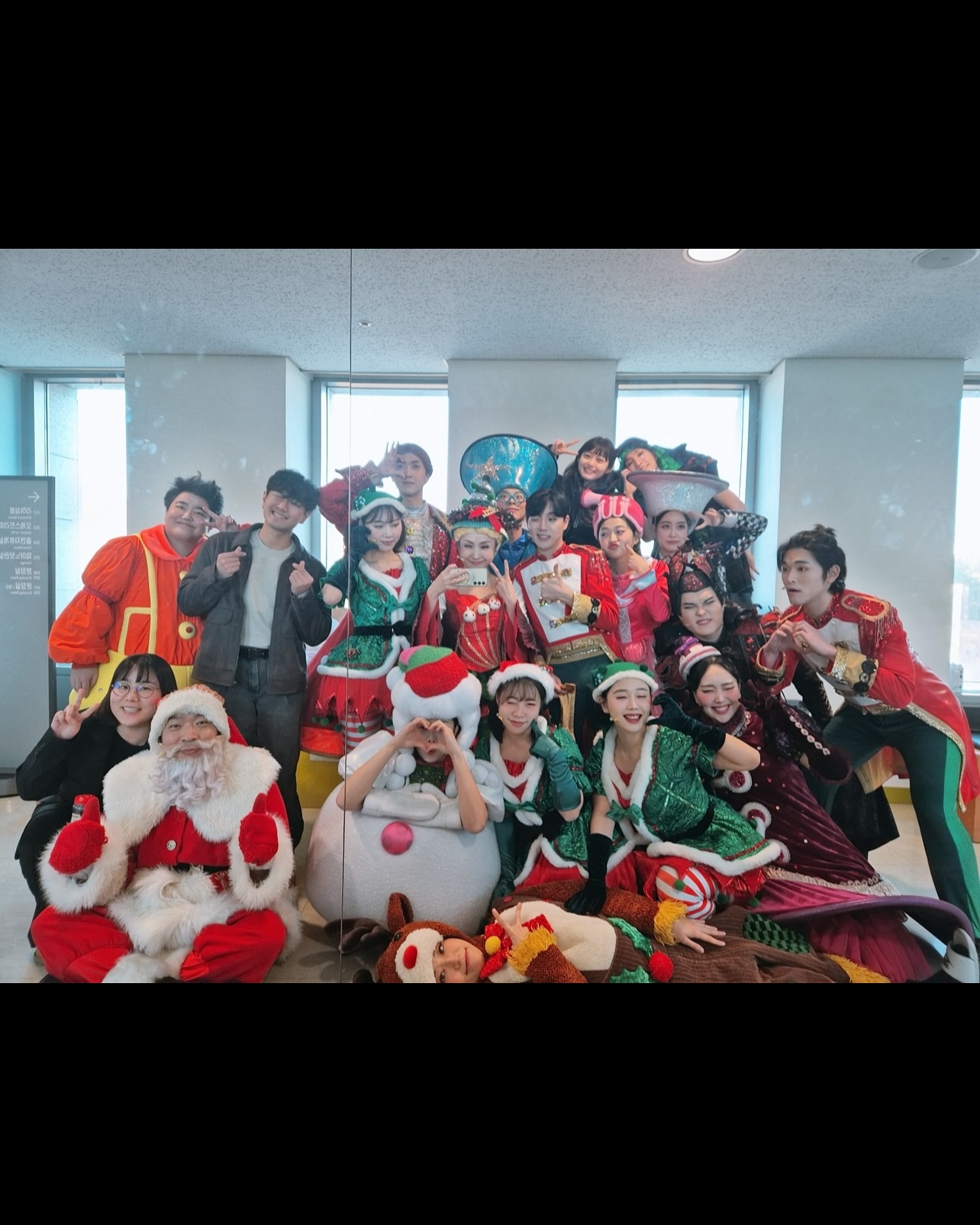 2024.12.07 ~ 

오페레타 뮤지컬 <판타지아 시즌1> 

스윙으로 참여하면서 정말 많이 배우고 또 아직도 배우는 중이다. 시즌 1은 무대에 많이 설 수 있게 해주셔서 무대에서 부딪히며 성장하고 있다. 연말과 연시를 판타지아와 보내고 있어 행복한 요즘이다. 행복이 언제까지 이어질지 모르는 두려움이 있지만 그래도 지금을 즐기고 최선을 다해야지! 

2024년의 마지막 날을 함께 공연으로 마무리해서 행복합니다!
모두들 새해 복 많이 받으세요! 🎁

아하! 참고로 판타지아 시즌 1은 1/12까지 하니 아직 못 본 사람들은 어서어서 산타마을로 오세요~~~!!😆

드디어 올해 마무리 게시물 💫 
내년에는 더 많은 것에 도전하고 시도하고 해내보자💪🏻

부족함이 많은 제 곁에서 올 한 해 동안 
함께 해주신 모든 분들께 감사드립니다.🙇🏻‍♀️