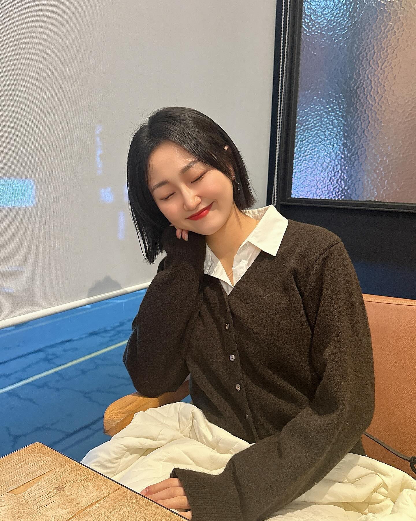 긴 머리 그립다고 하고 머리 더 자른 사람..😶
오랜만에 하는 짧은 머리인데 확실히 누리고!
다시 길어보려고 싹-뚝-! 💇🏻‍♀️ 해버려쏘요ㅋㅋㅋㅋ

저는 요즘 30이 되기 전, 새로운 출발을 준비 중이라,
피드는 뜸하지만-!! 소통은 놓지 않을게요🫶🏻

아! 참고로 지난 스토리부터 요즘 자주 등장하는!
붓기템 #퍼플리스 17일에 공구로 데려왔어요🤍
워낙 유명템이라 고민했는데요🙄🙄
효과도 좋고 섭취도 간단해서 데려왔으니!
많관부🤍 붓기쟁이들 다 모엿!!!

엠티에스 세럼은 계속 디엠 받고 있는데!!
아직 협의 중이라! 곧 빨리 데려올게요❤️

불금 잘 보내시고🔥 즐주 되셔요🤭