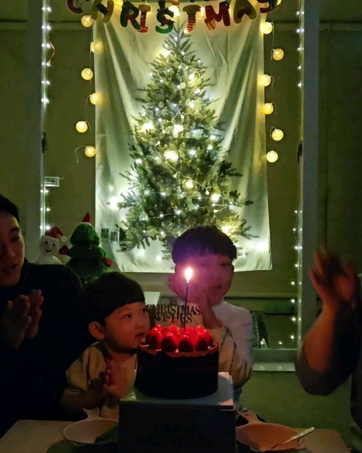 직업특성상 크리스마스때 가장 바빴던 남편
결혼 후 첨으로 온 가족이 함께
크리스마스를 보내었다

행복이 별건가..
내남편과 내아이들과 좋은 날 좋은 시간을 함께 보내고
맛있는 음식먹고 웃고 떠들 수있는게 행복이지 💕

울 아이들의 저 행복한 미소를 지켜주고 싶다❤
내 남편이랑 오래오래 지금처럼 함께 살고싶다❤

모두 늦었지만 메리크리스마스 💕