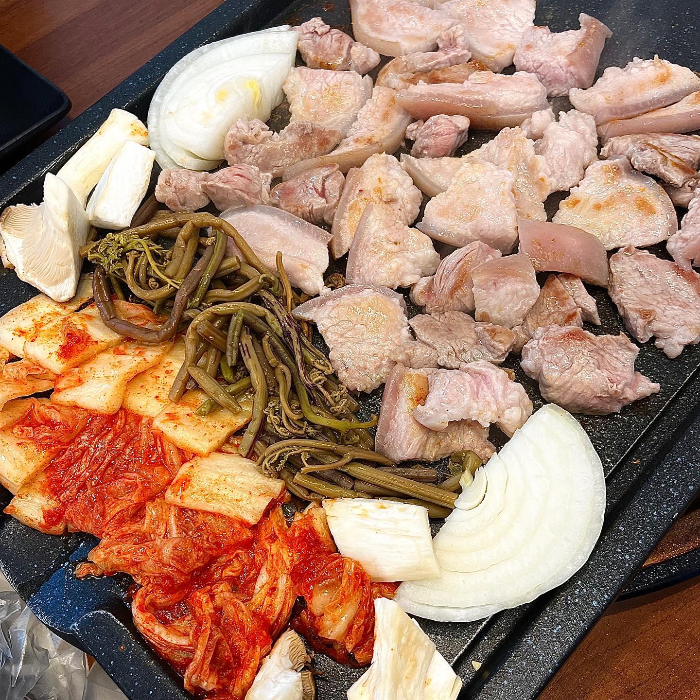 인천에서 맛볼수 있는 제주느낌의 흑돼지맛집 #탐라돈 

연수동 #맛고을길 에 흑돼지맛집이 있다고해서 다녀왔습니다! 고깃집 상호부터가 '탐라돈'이라 제주도 느낌 물씬이네요~~ 

저희는 가성비가 가장 좋은 제주돼지#뒷고기 를 주문해봤어요. 제주흑돼지, 그냥 제주돼지 오겹살/목살과 특수부위들도 있어서 취향대로 골라먹으면 될 것 같아요 ㅎㅎ 

주문하면 친절한 직원분들이 직접 고기를 구워주십니다. 탐라돈의 장점은 고사리도 구워주신다는 점이에요! 고사리 구워먹으면 진짜 맛있는거 아시됴..?최고>< 

고사리에 김치, 양파 ,버섯까지 구워주셔서 저희는 먹기만 하면 됩니다! 양도 꽤 푸짐해서 든든하게 먹을 수 있어요 ㅎ ㅎ 

멜젓도 주시고 와사비도 주셔서 다양한 방법으로 먹기까지 가능~! 

고기 굽는것도 귀찮은데 다 해주시고 가격도 넘 합리적이라서 편하게 외식하고 싶을때 추천해요!!

해시태그 : #인천고기#인천고기맛집#연수고기맛집#연수고기#연수구고기#연수동고기#인천맛집#인천고기맛집#인천연수구맛집#인천연수동맛집#연수동맛집#연수구맛집#맛고을길맛집#맛고을길고기#연수동맛고을길맛집#연수동맛고을길고기#인천고깃집#연수동고깃집#인천흑돼지#탐라돈