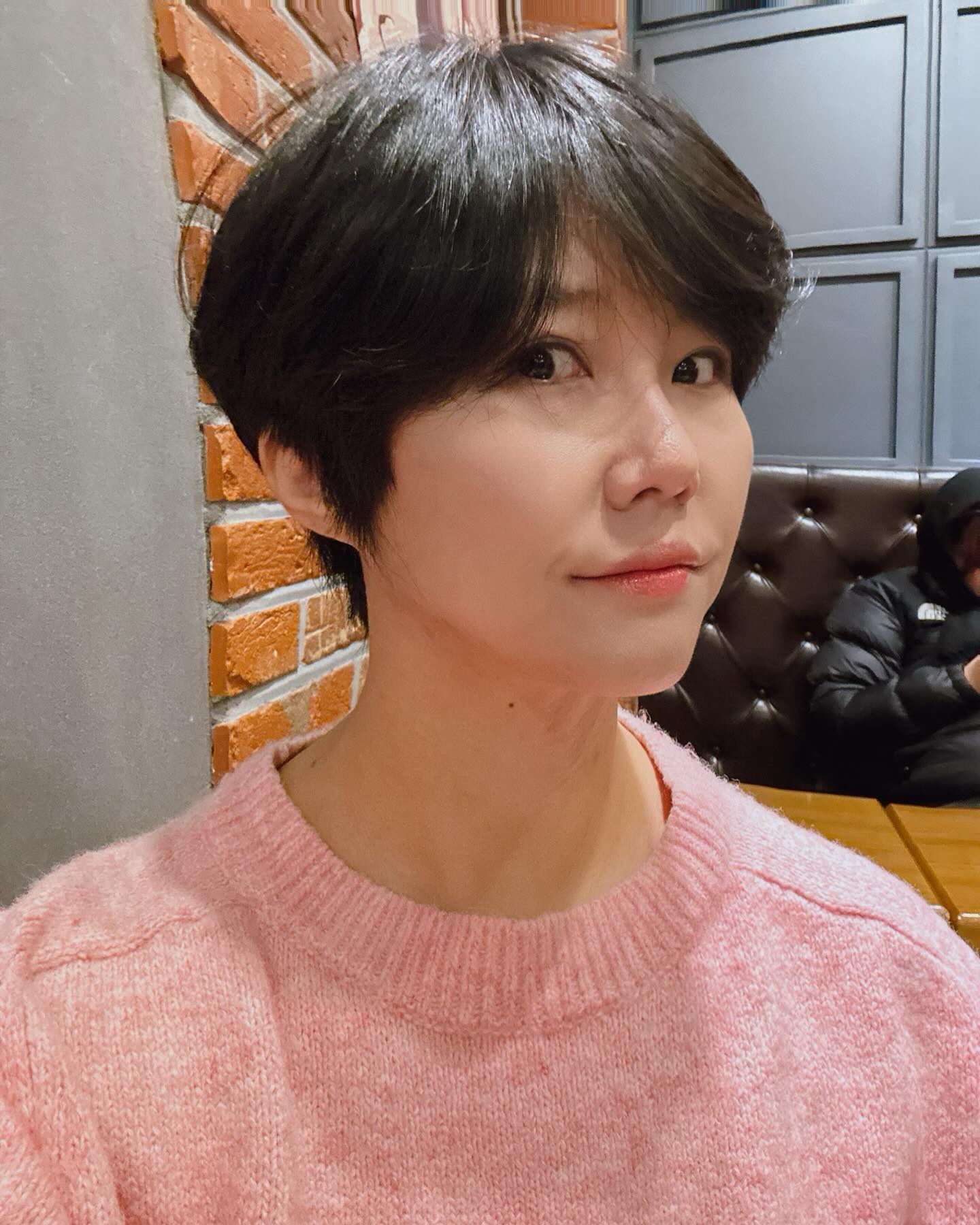 .
.
음.... 뒷머리 기장은 좀 남겨두고 탈색을 하려 했는데....
시원하게 쳐내주셔서 감사합니다🤣🤣🤣
마음에 들어요!!! 너무 가벼워서 좋다!!!
탈색은 내년 3월에 만나요!!:)
.
.
#숏컷펌
#홍대머리잘하는곳👍
#1호의칭찬🤣
