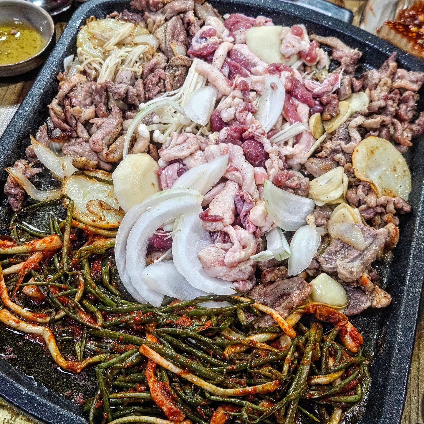 #논산연무대맛집
#향원식당 #오리로스

맨날 주물럭만 먹다가 할머니가 매운거 싫다하셔서
오리로스도 주문해봤다 :)
갑자기 논산에 다 모여서 대가족 식사 🤣

#직먹직찍 #먹스타그램 #먹스타 #오리고기 #연무맛집 #논산맛집 #논산향원식당 #연무향원식당 #직먹직찍in논산