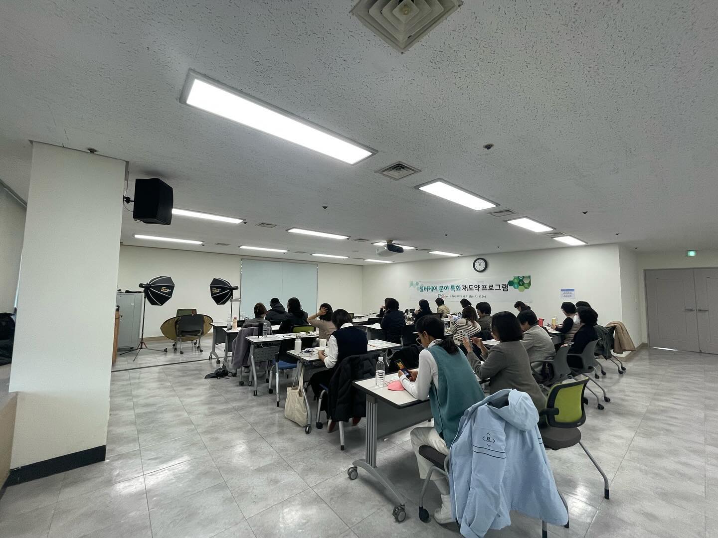 출장증명사진!!
제주 중장년내일센터에서 진행하는 실버케어 분야 특화 재도약프로그램속에 증명사진 촬영 프로그램으로 출장다녀왔습니다. 
다시 시작하시는 모든분들께 제 사진이 조금이나마 도움이 되면 좋겠습니다. 
#출장촬영 #출장증명사진 #증명사진 #제주증명사진 #제주시사진관 #제주사진관