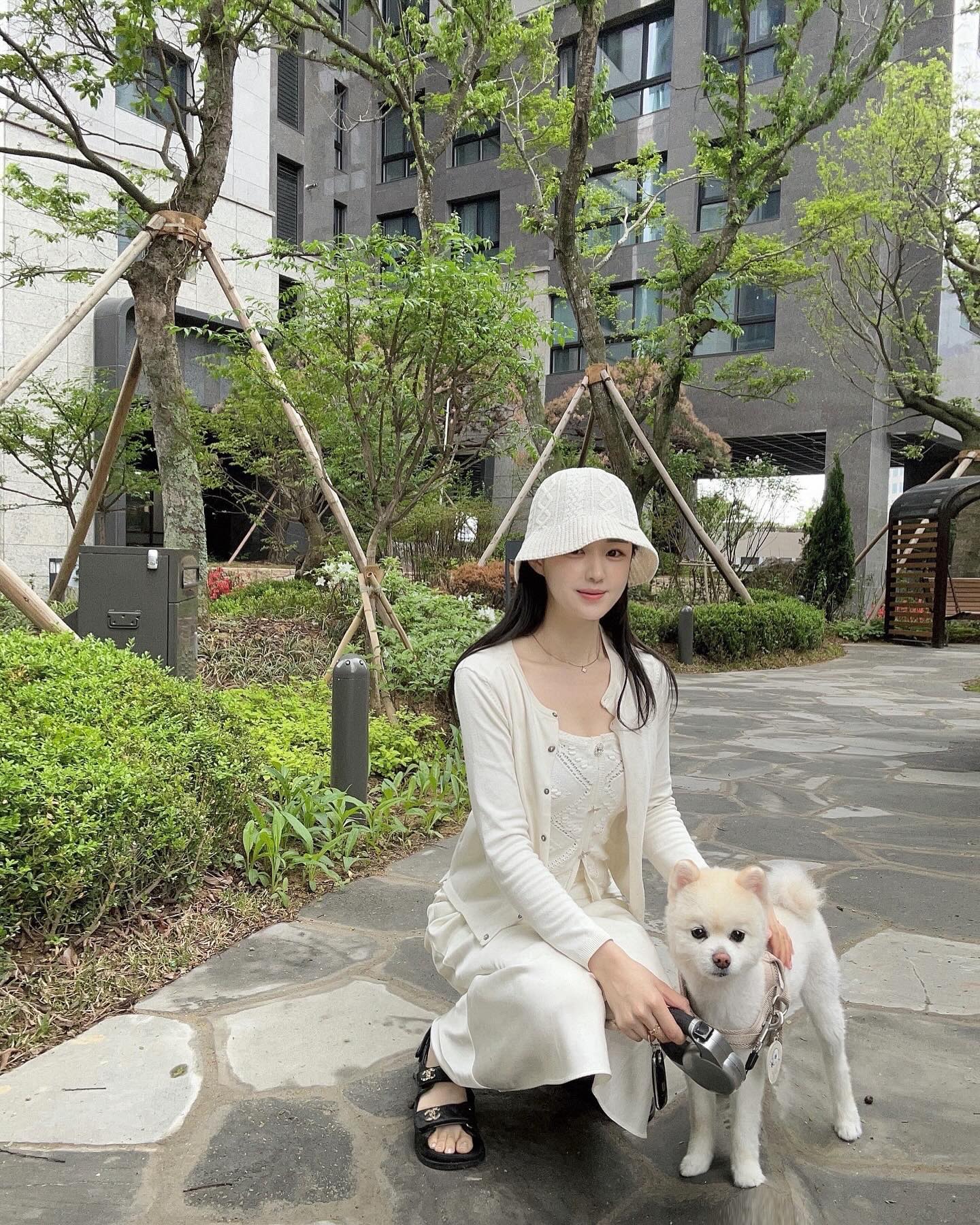 요즘 자주 쓰는 제로플래닛 버킷햇과 함께 우디 산책 👒
시원하구 탄탄한 니트 소재라 지금부터 여름까지 쓰기 좋아요 🫧

🔖 zeroplanet_kr

#여름모자추천 #디자이너브랜드 #zeroplanet #제로플래닛 #버킷햇